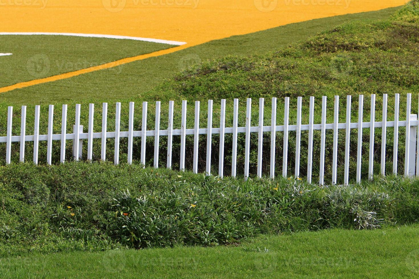 escrime dans un parc de la ville sur la côte méditerranéenne photo