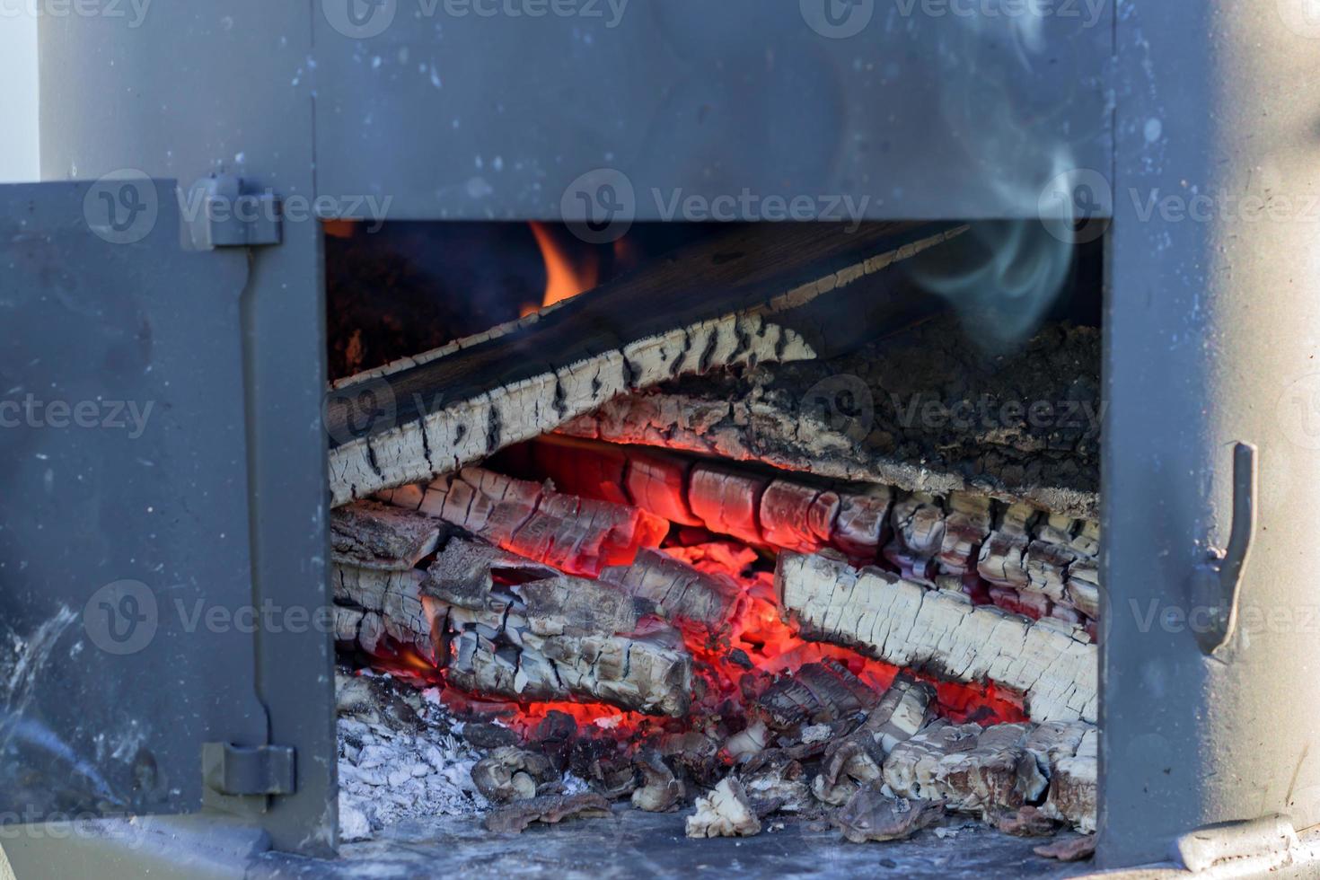 Libre de charbon de bois brûlé dans le poêle à l'extérieur photo