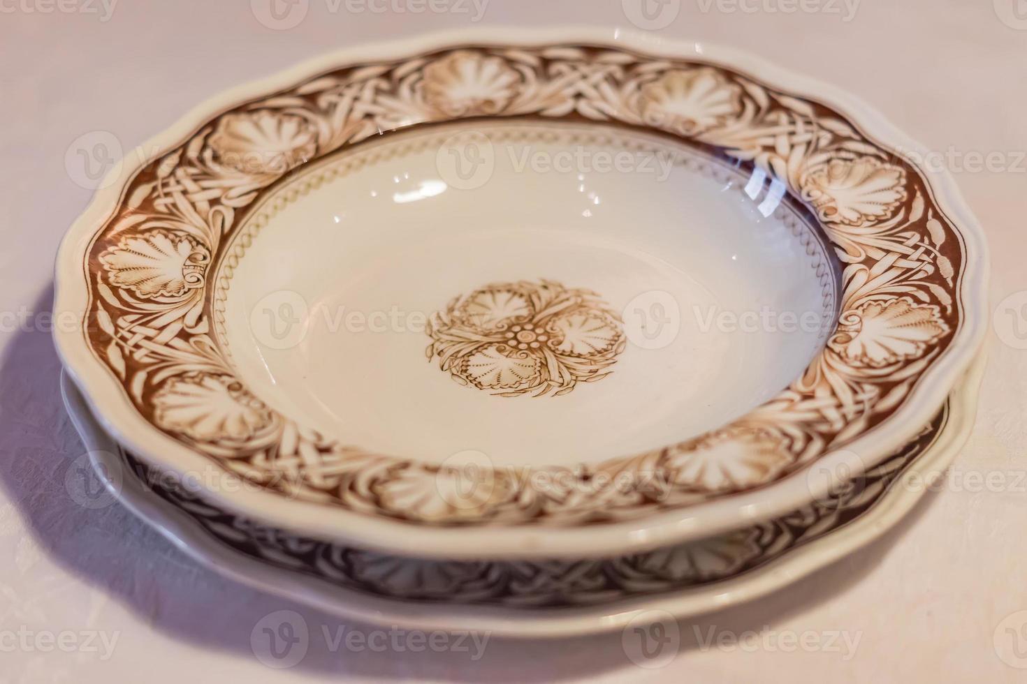 deux assiettes en porcelaine sur une nappe blanche photo