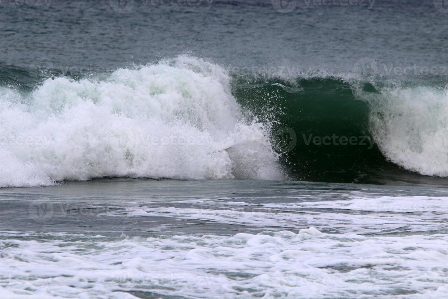 tempête en méditerranée au large d'israël. photo