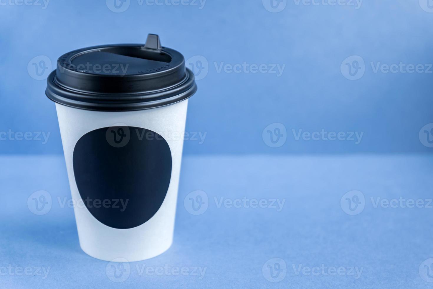 Gobelet jetable en papier kraft blanc pour café avec couvercle en plastique  noir. café à emporter sur fond bleu. 9980442 Photo de stock chez Vecteezy