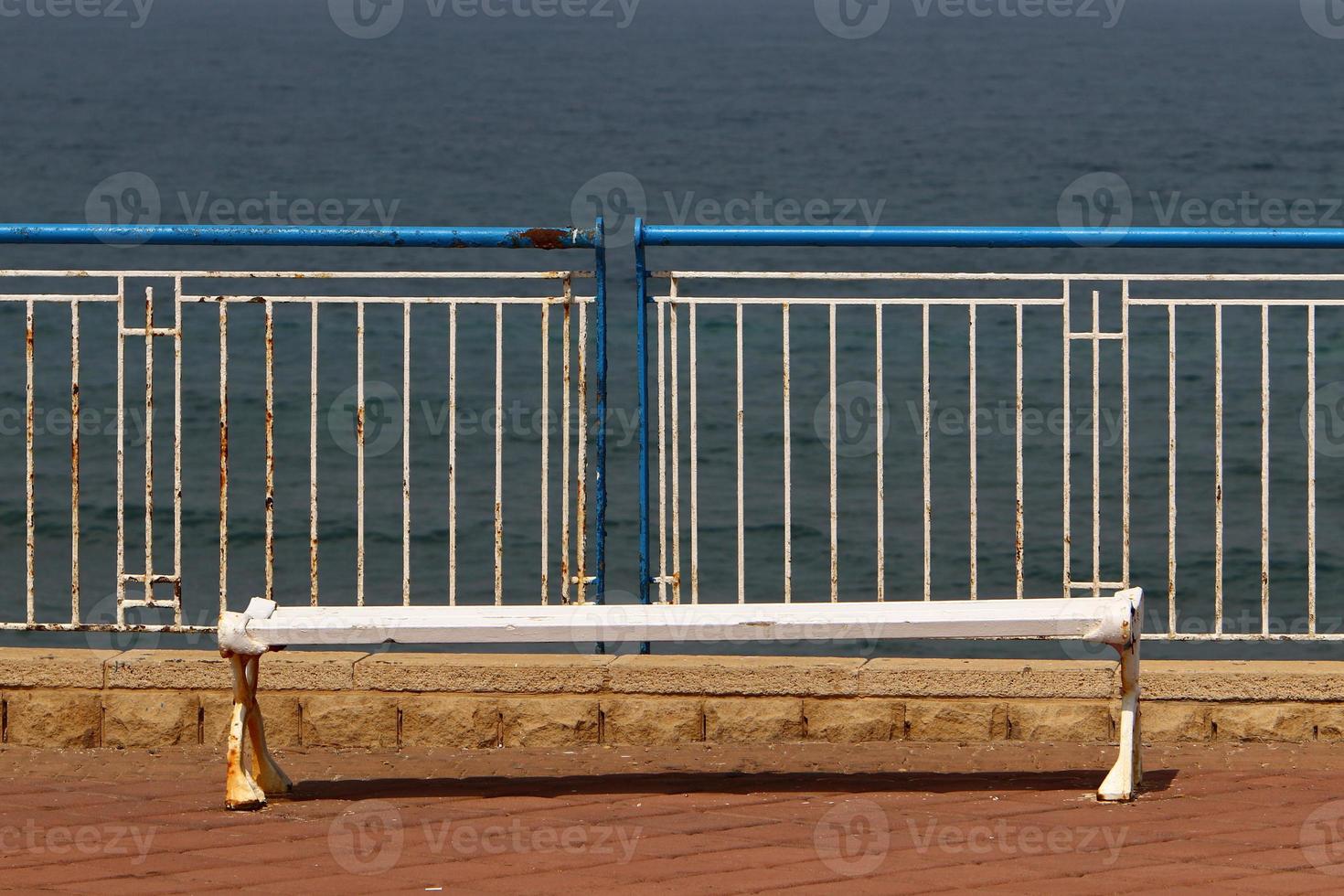 banc de repos dans le parc de la ville. photo