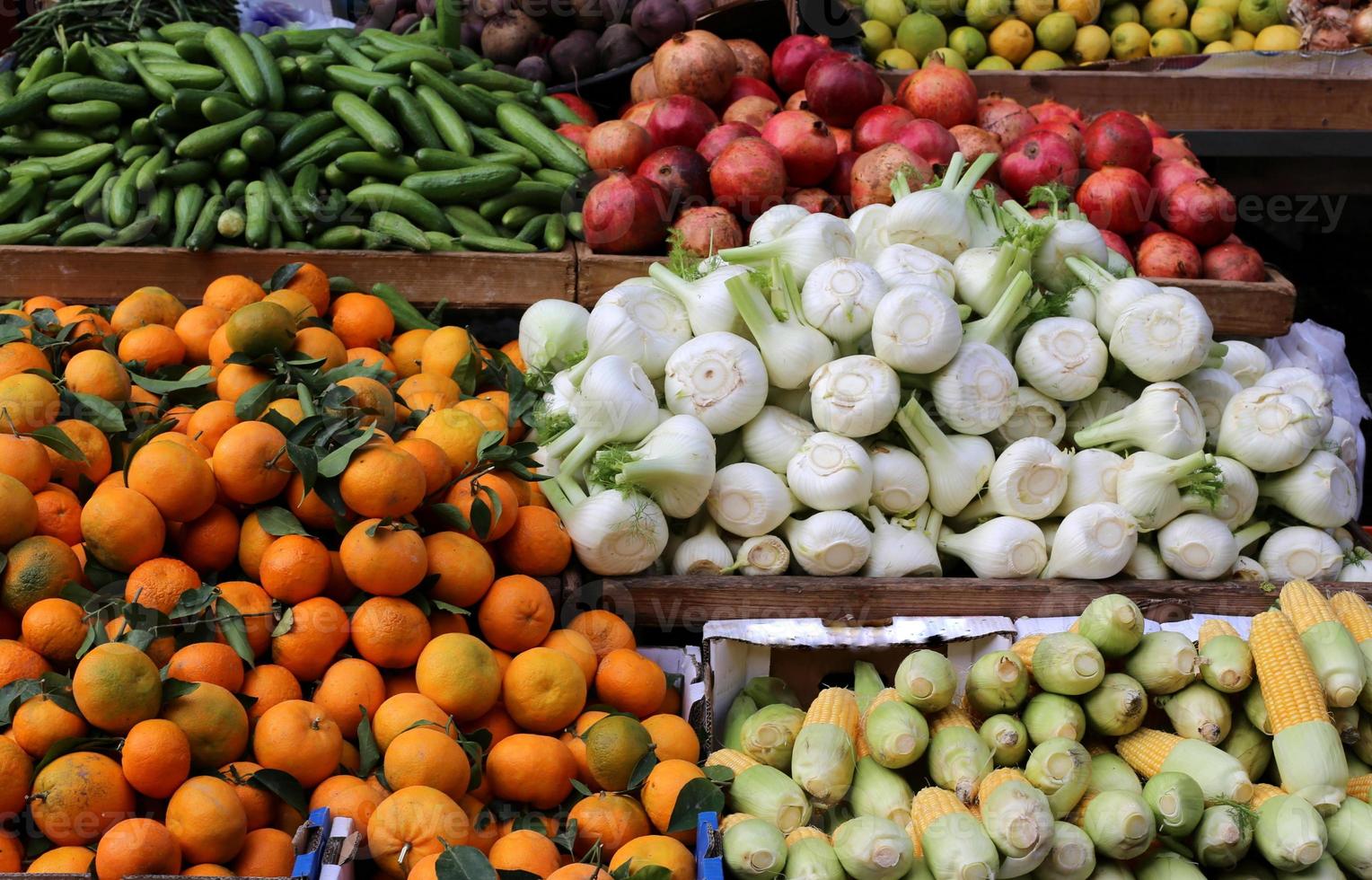 des légumes frais sont vendus dans un bazar en israël. photo