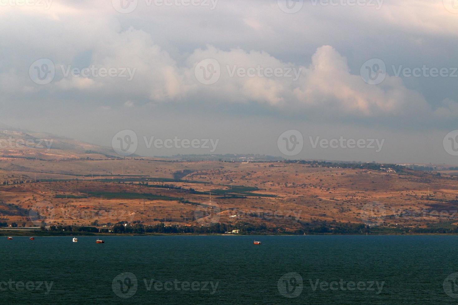 le lac kinneret est un lac d'eau douce dans le nord-est d'israël. photo