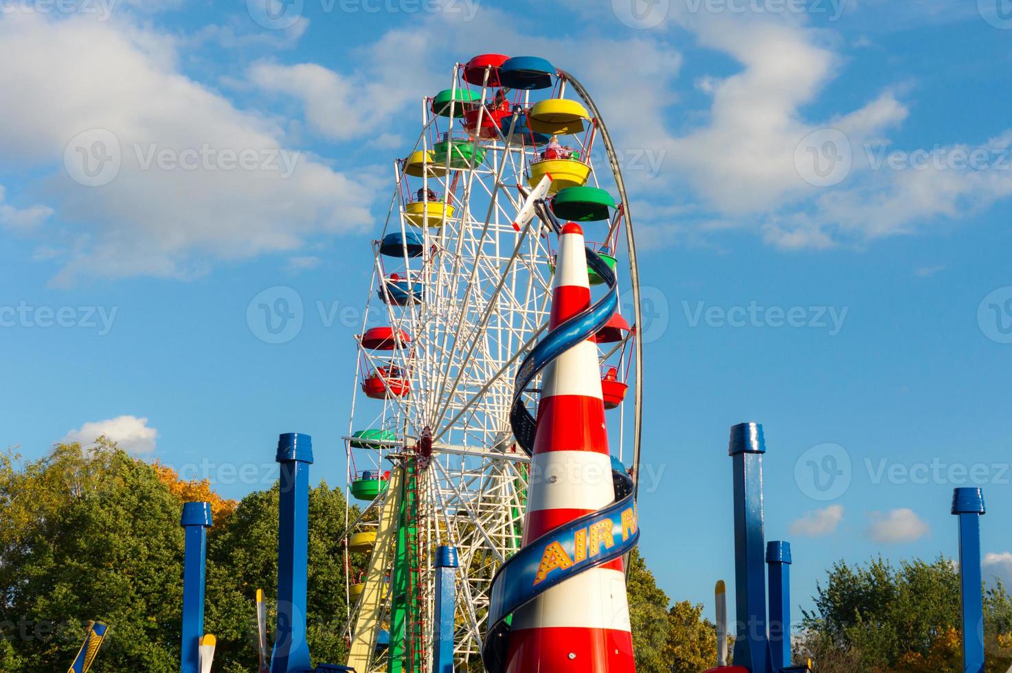 une grande roue colorée dans un parc pour enfants. photo