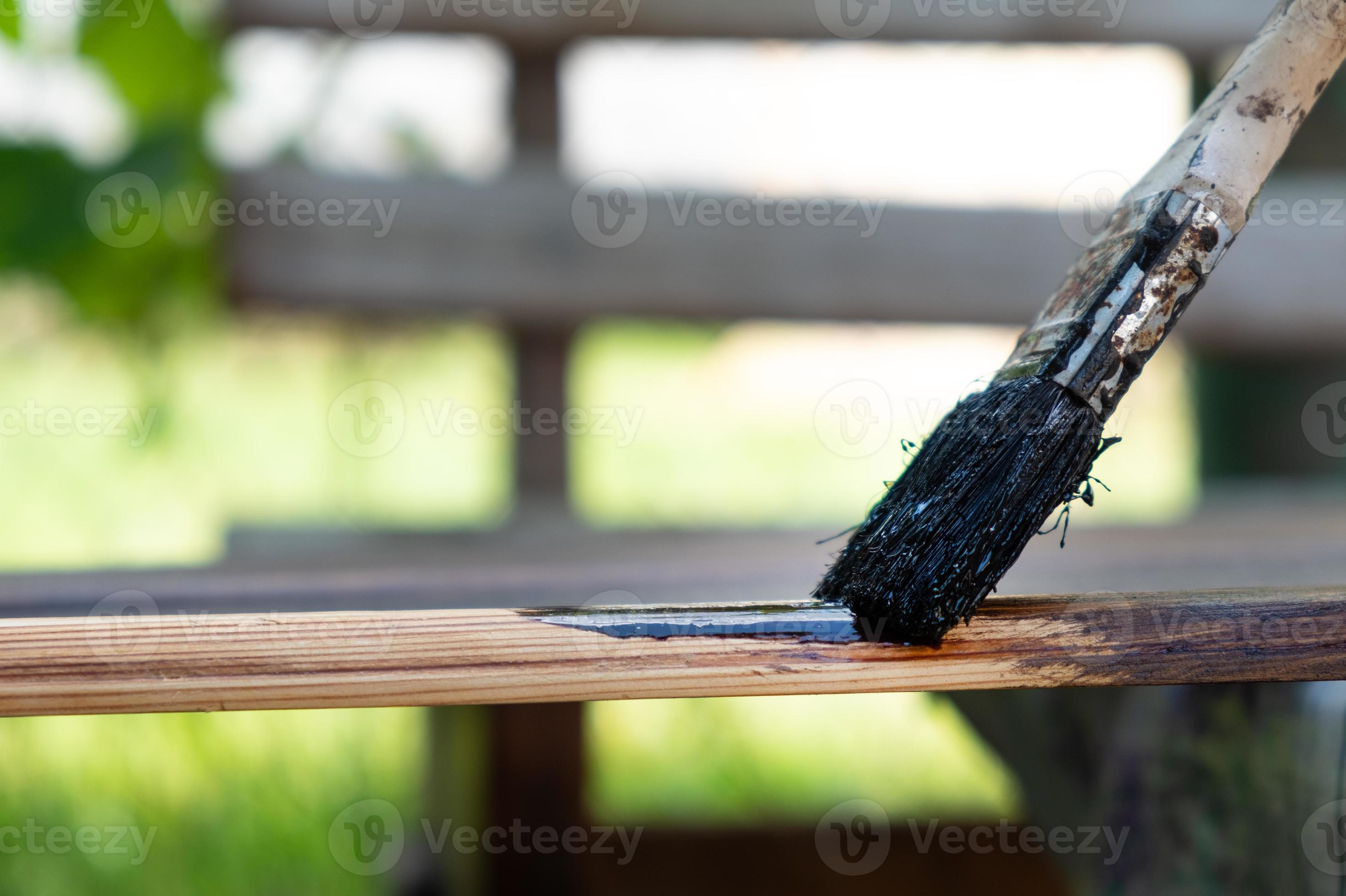 peindre au pinceau une surface en bois avec un vernis foncé 10140672 Photo  de stock chez Vecteezy