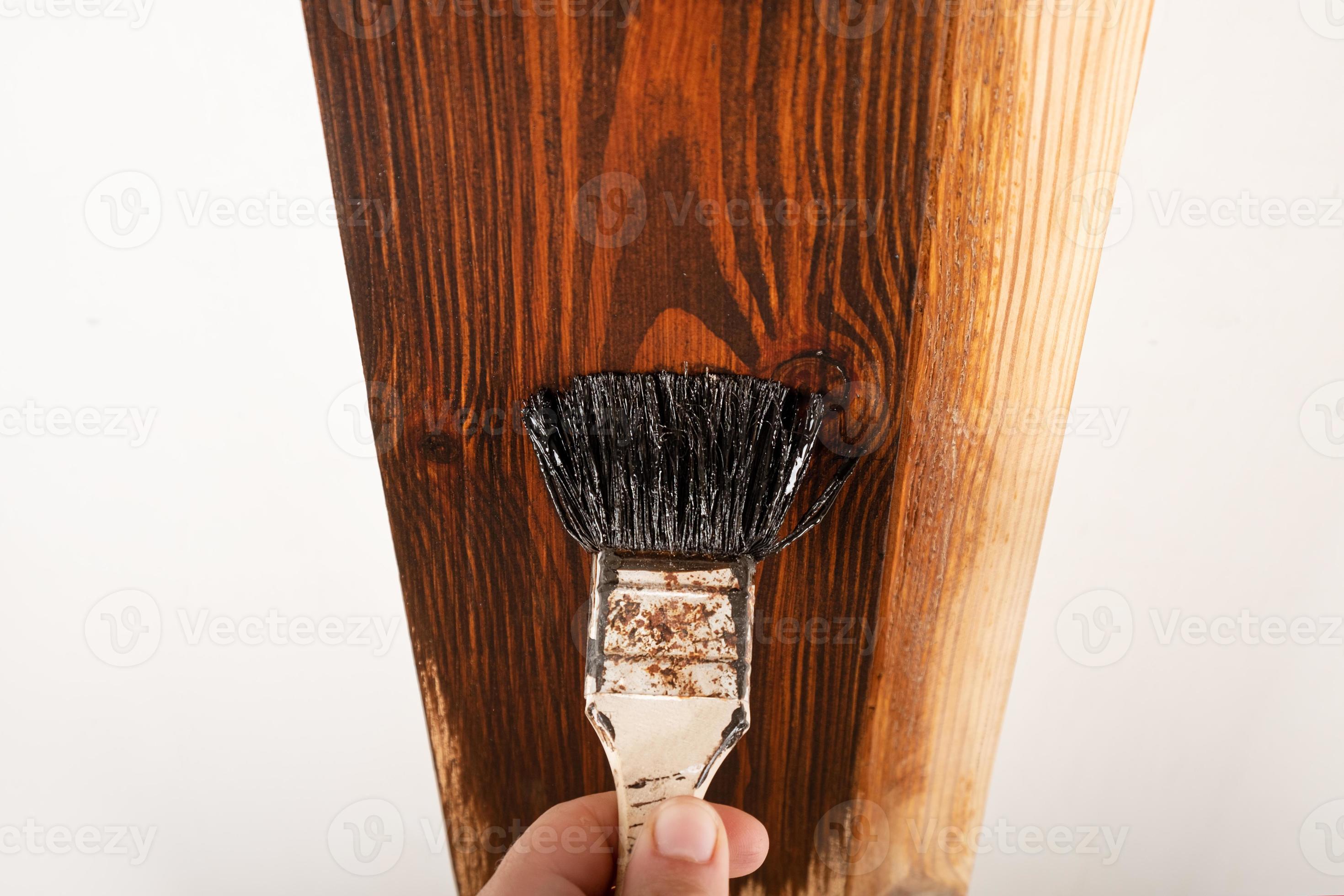 vernir une porte, appliquer du vernis au pinceau sur une surface en bois  10140675 Photo de stock chez Vecteezy