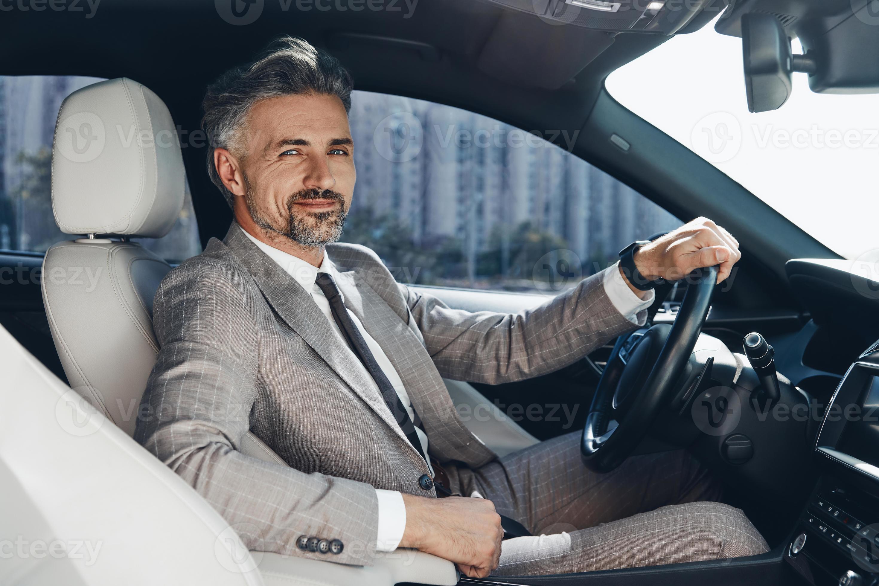 Bébé Assis à L'intérieur D'une Voiture Souriant à La Caméra