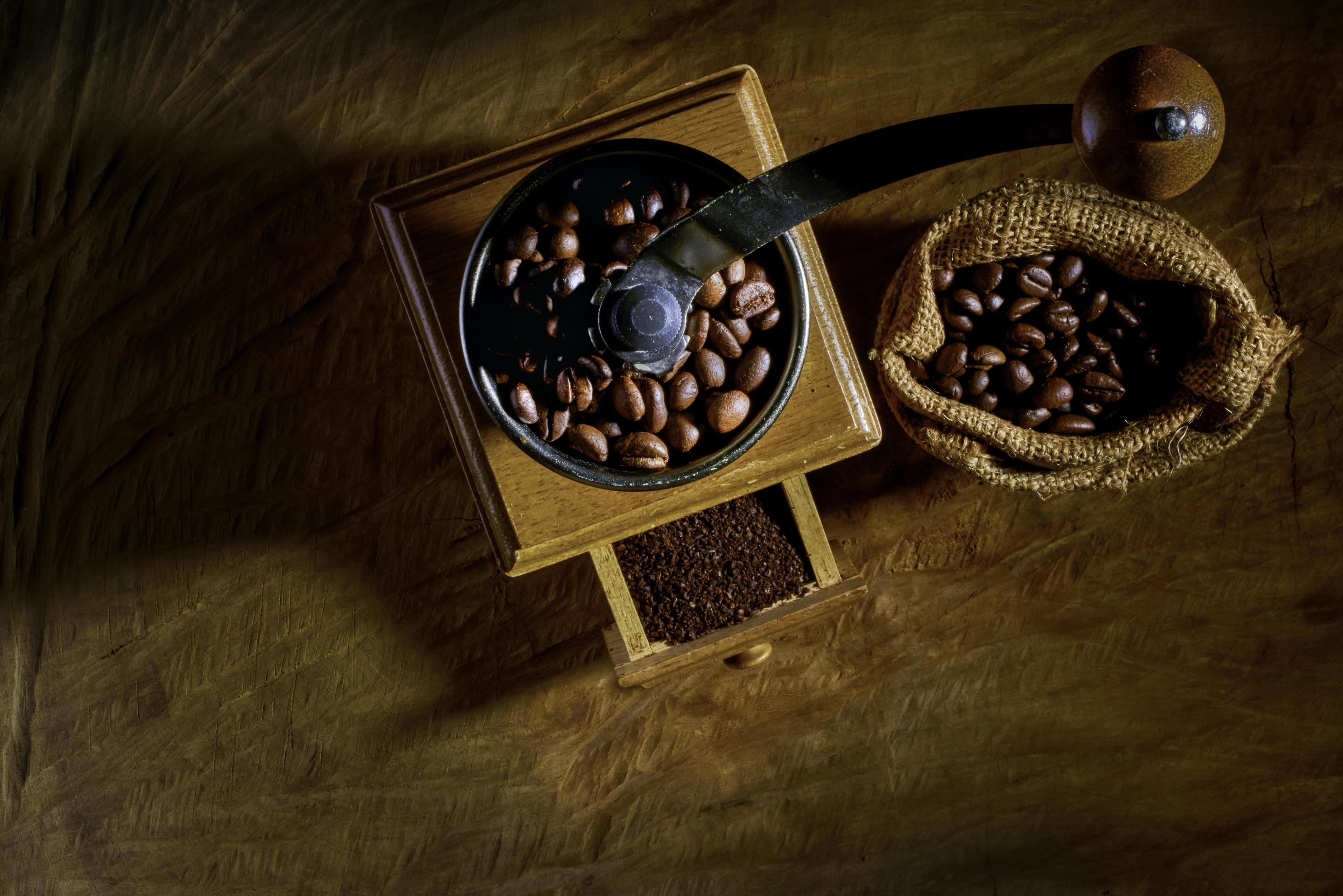 Un Vieux Moulin à Main Pour Moudre Les Grains De Café, Les Grains