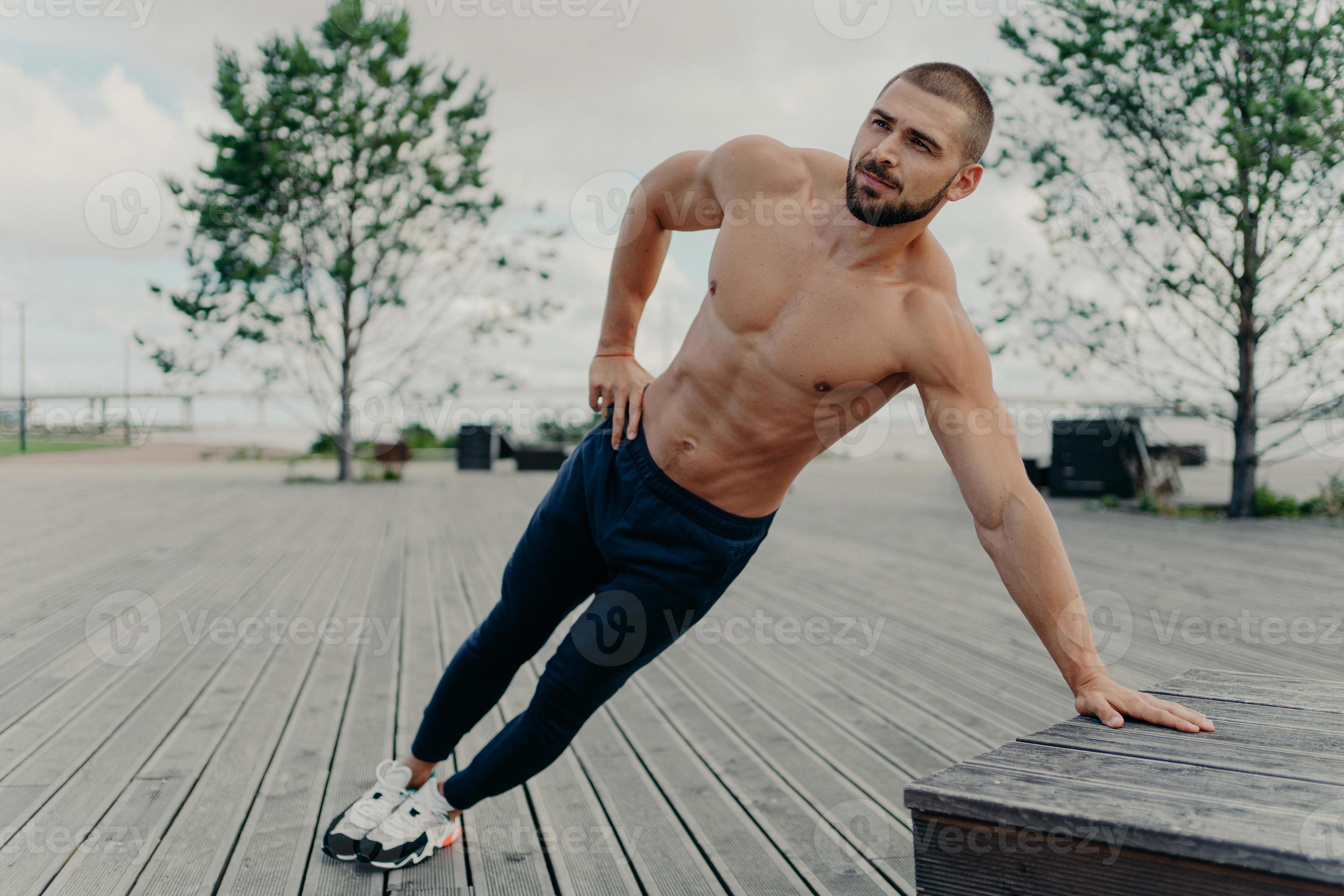 Jeune Homme Ordinaire, Faire Du Sport à La Maison. Planche En