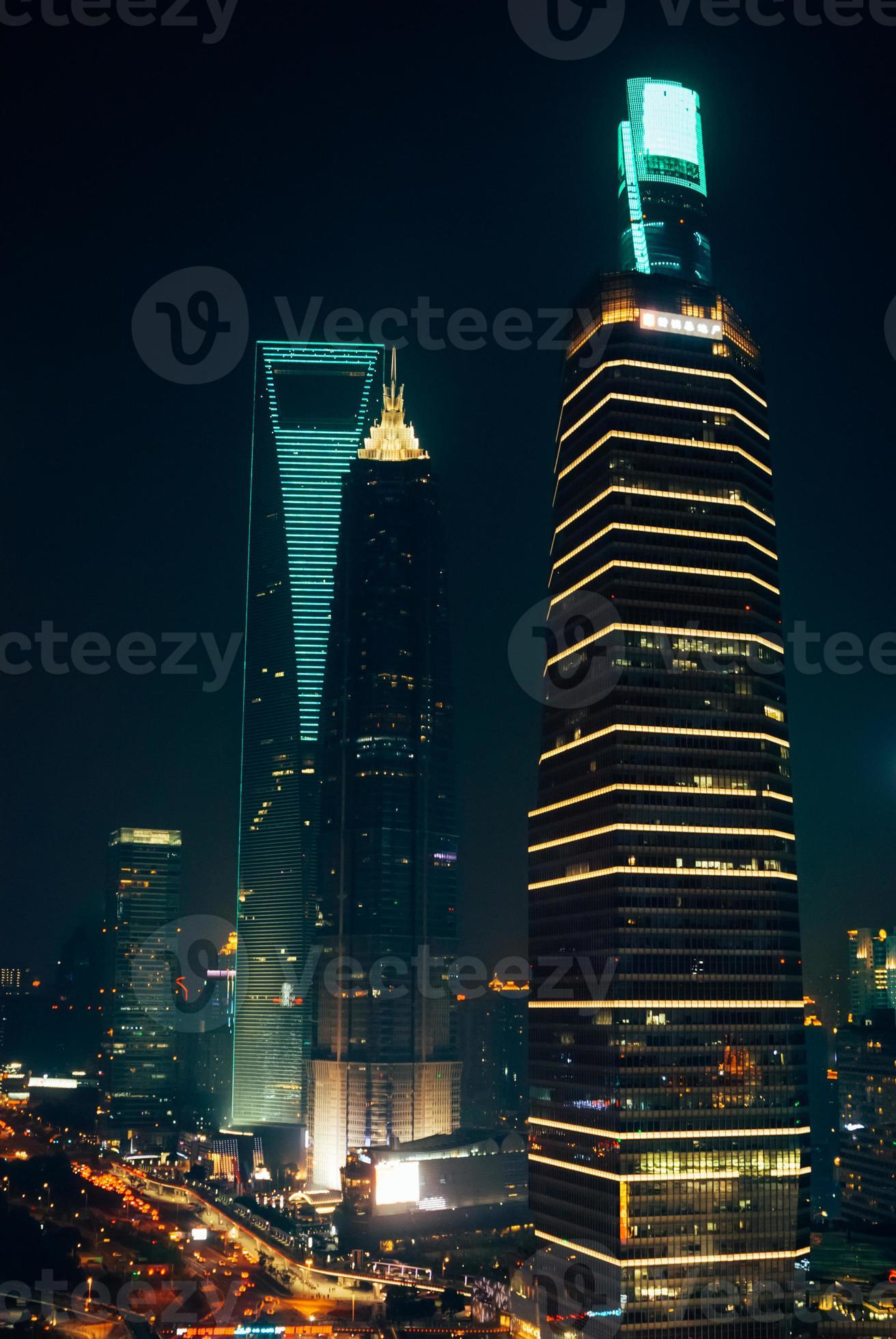 gratte-ciel immeubles de bureaux à shanghai pudong la nuit photo