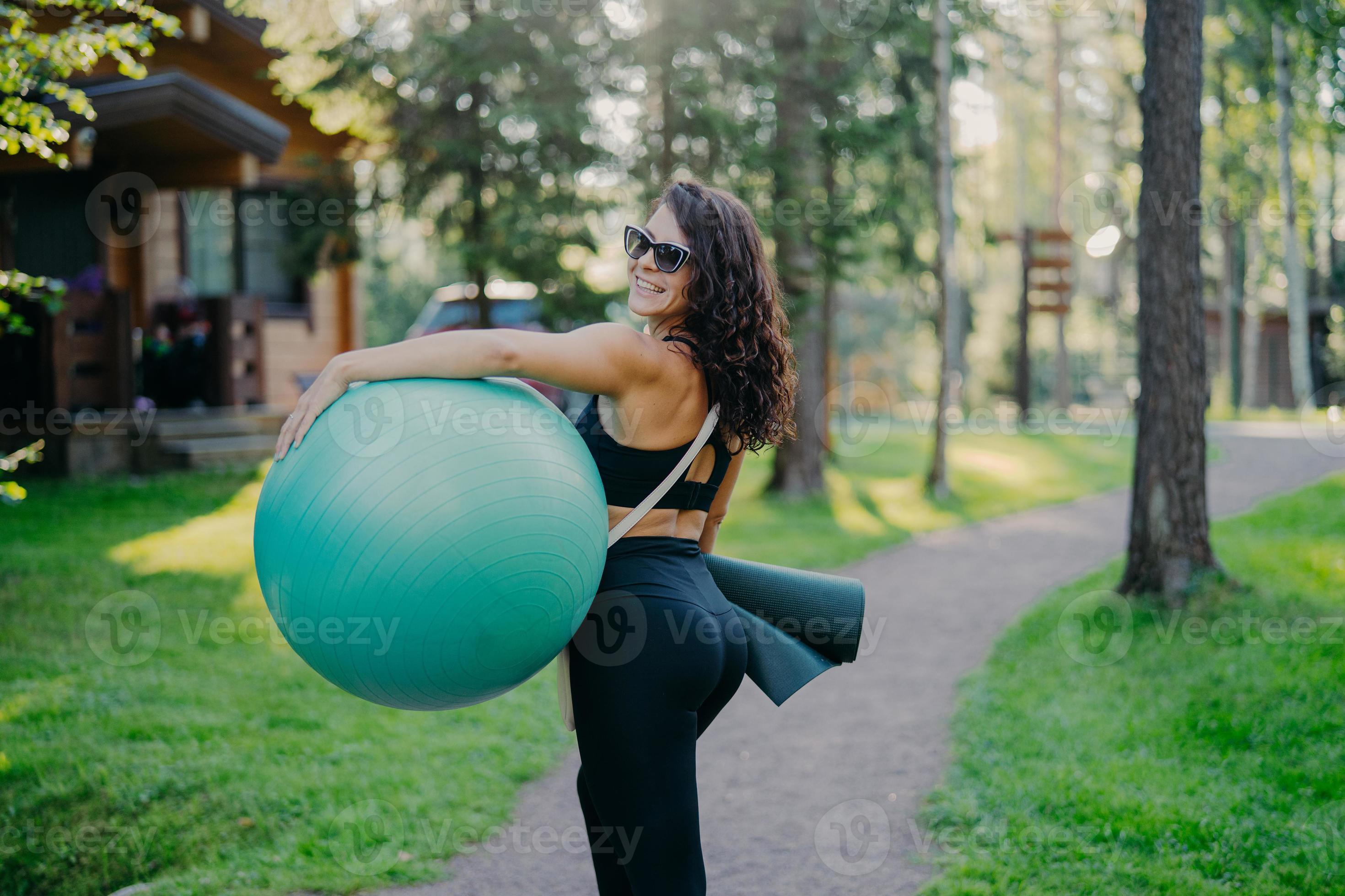 https://static.vecteezy.com/ti/photos-gratuite/p2/10359332-sport-et-loisirs-concept-cheerful-slim-woman-in-cropped-top-and-leggings-porte-gymnastique-ball-and-rolled-up-karemat-poses-outdoor-pres-forest-leads-healthy-lifestyle-a-une-formation-reguliere-photo.JPG