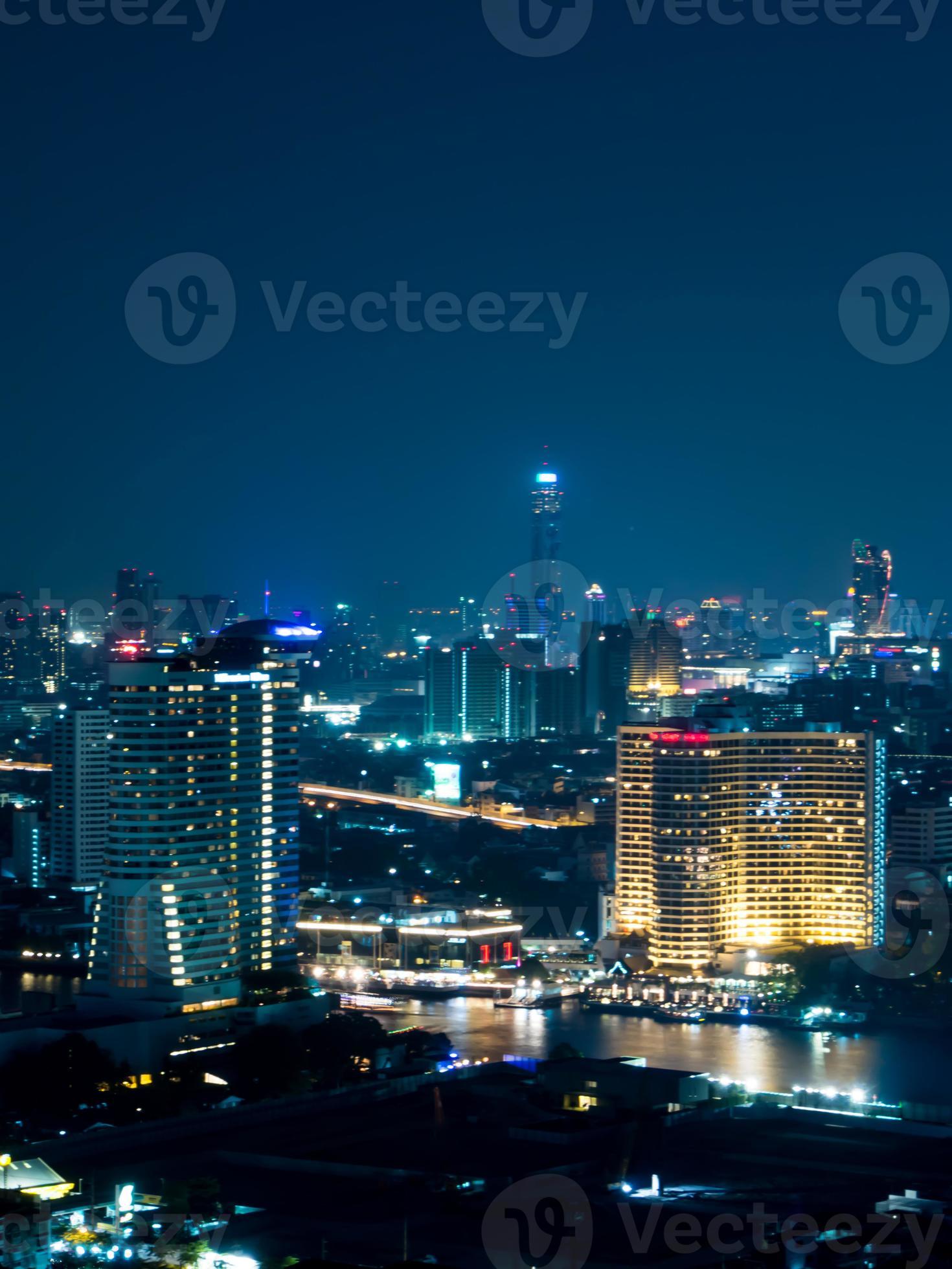 paysage urbain de bangkok vue de nuit dans le quartier des affaires photo