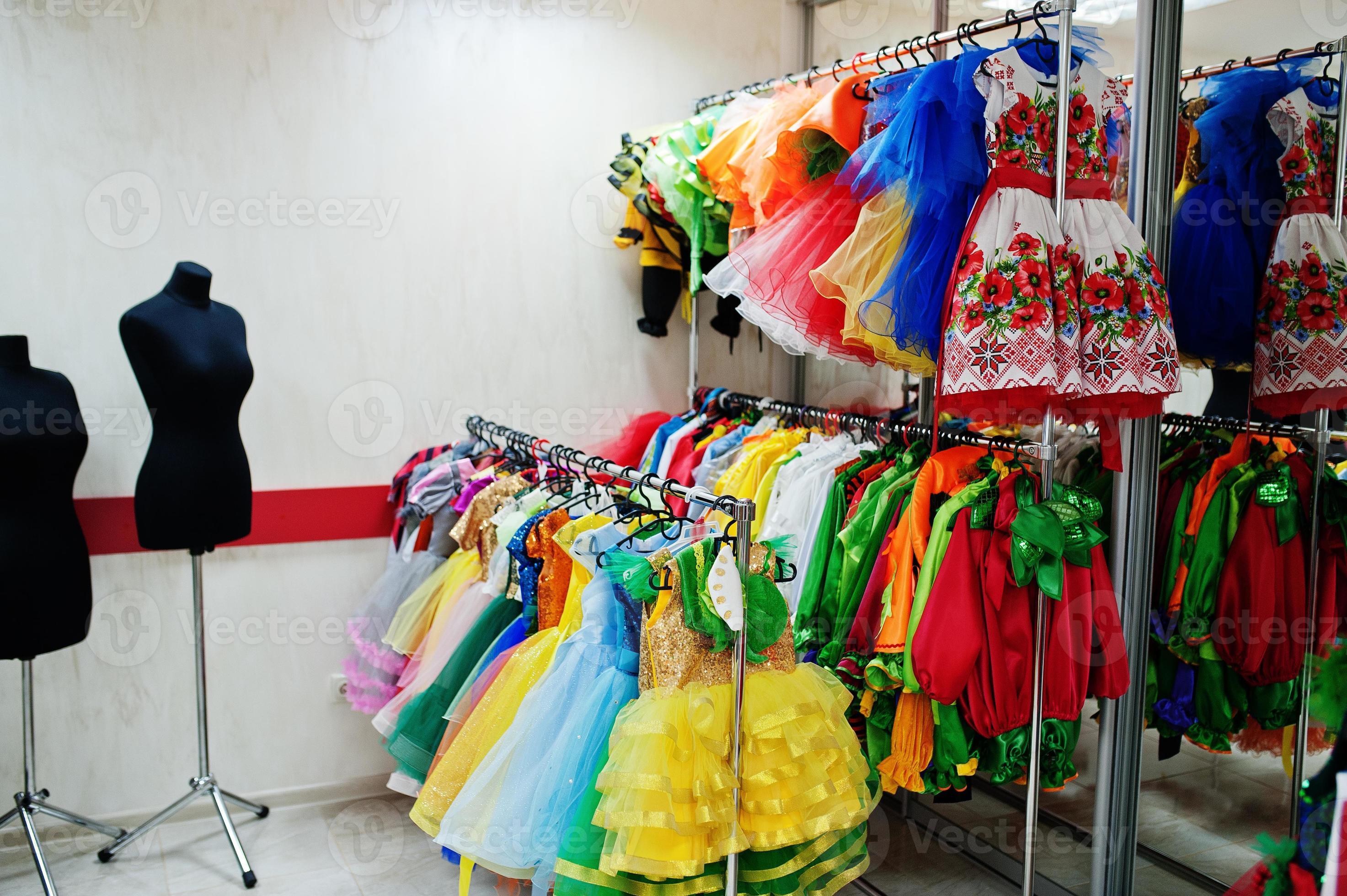 costumes de carnaval pour enfants au bureau de la couturière