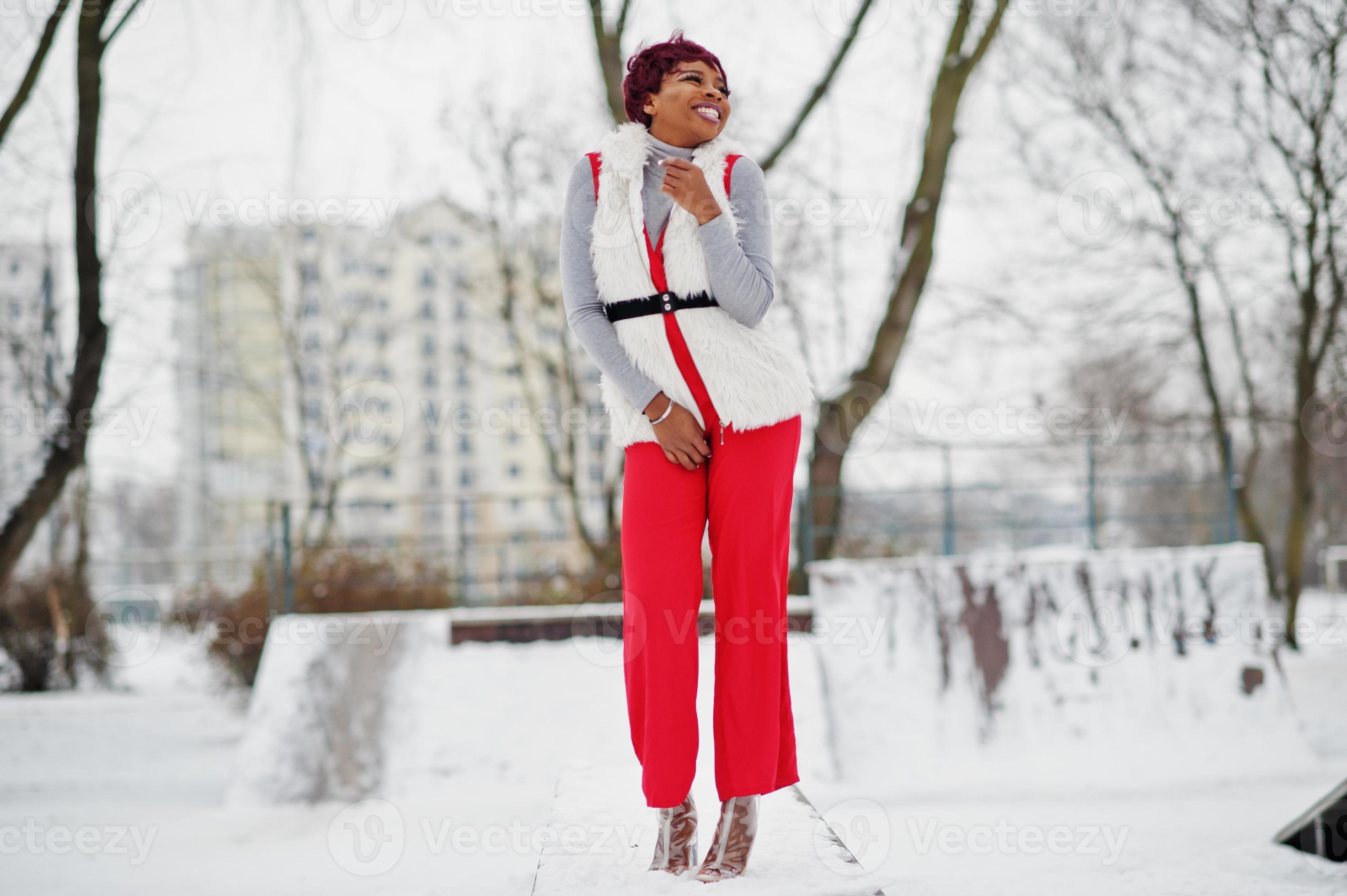 femme afro-américaine en pantalon rouge et veste de manteau de