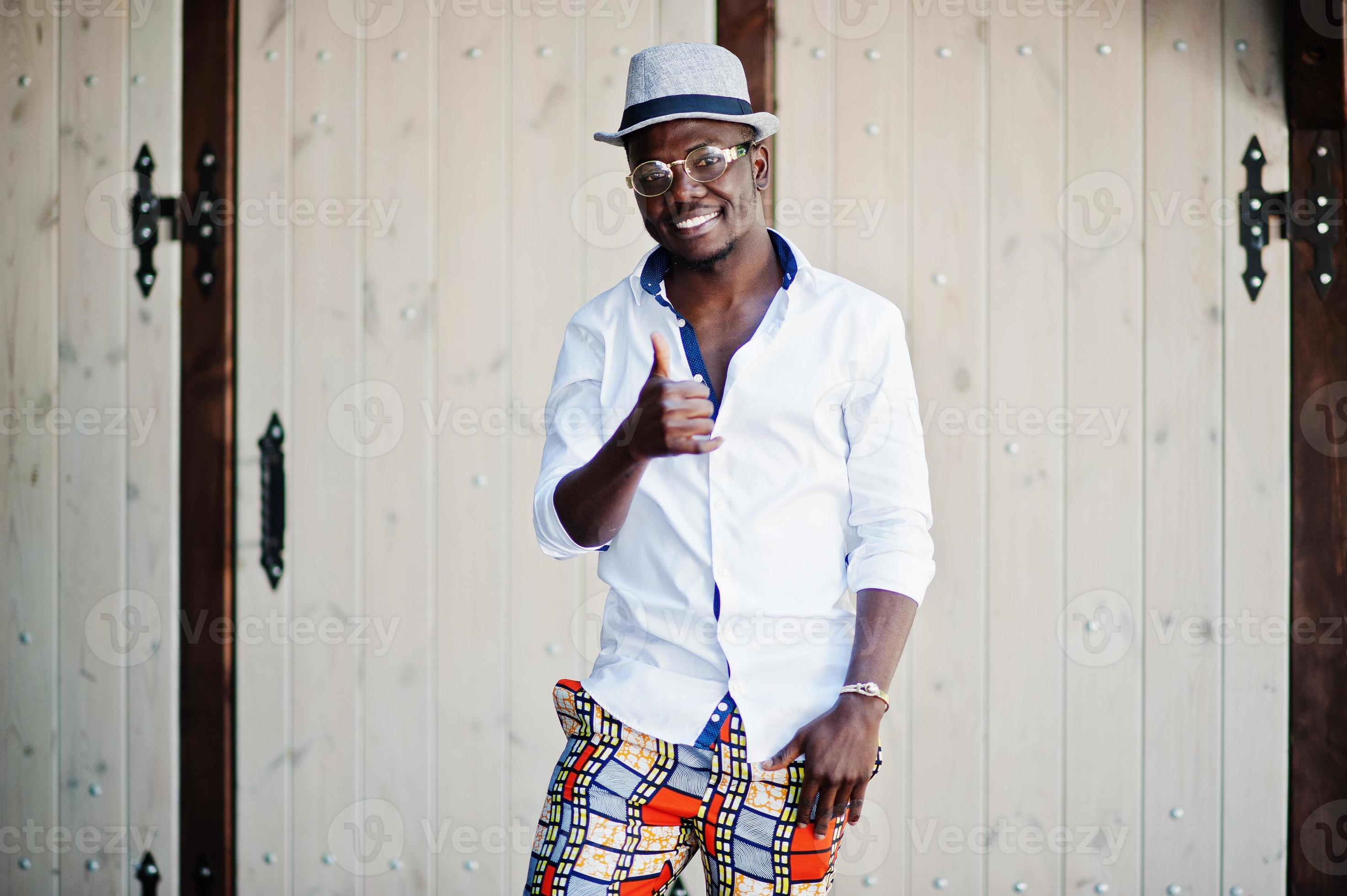 chic bel homme afro-américain en chemise noire avec chaîne en or et  lunettes de soleil. 10470288 Photo de stock chez Vecteezy