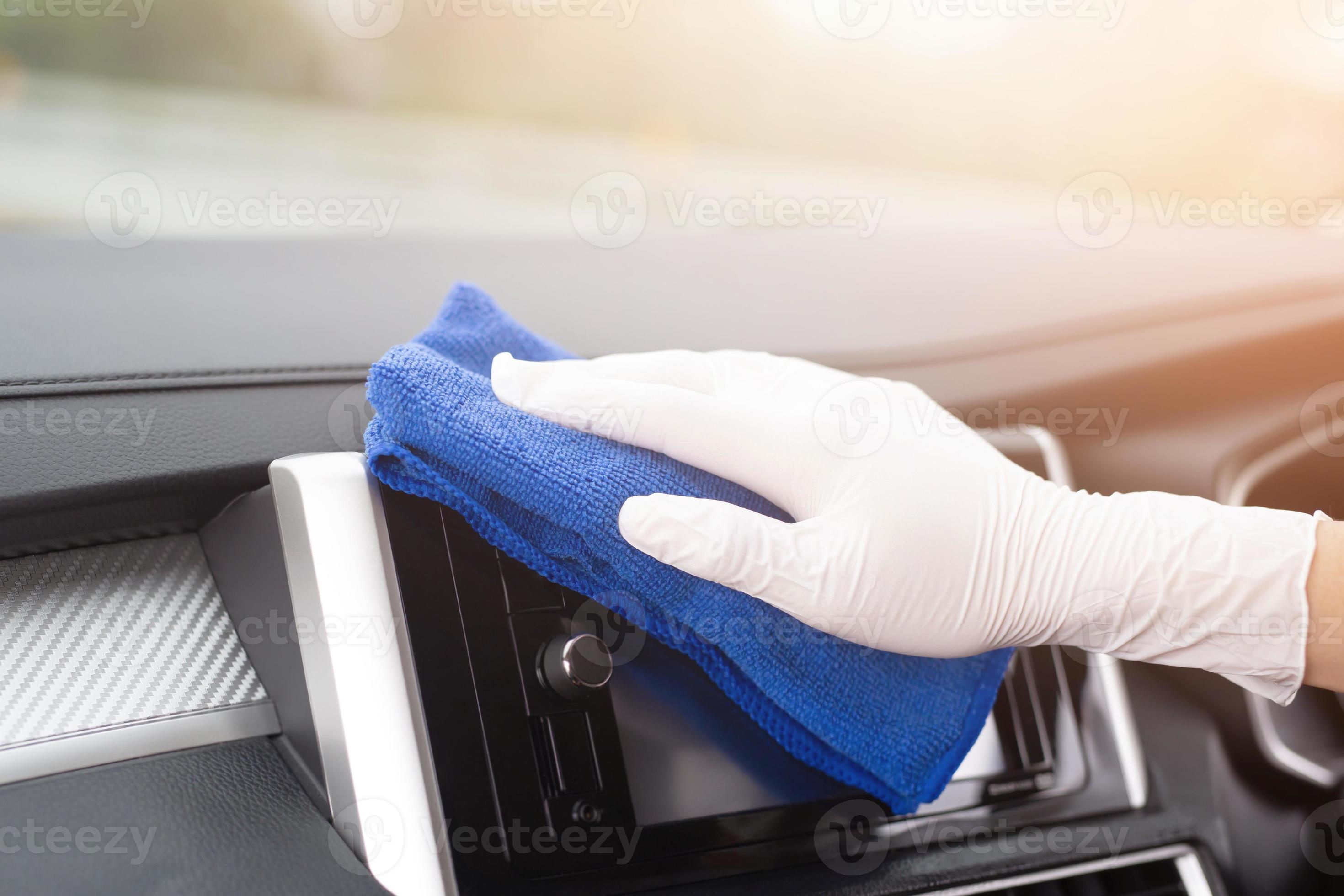 main dans gant nettoyage voiture avec microfibre chiffon, fermer