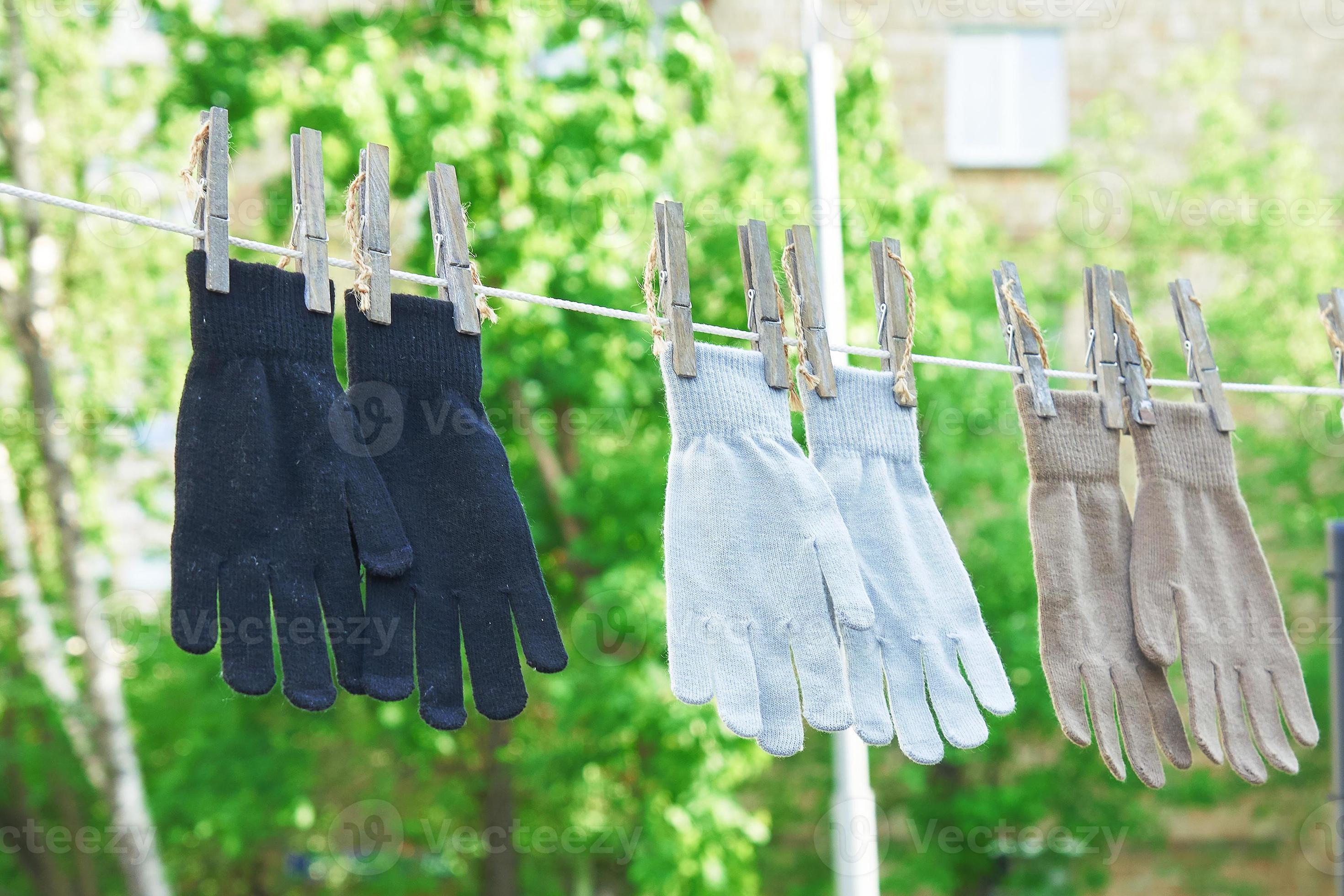 Vieux Gants De Travail Sur Pince à Linge