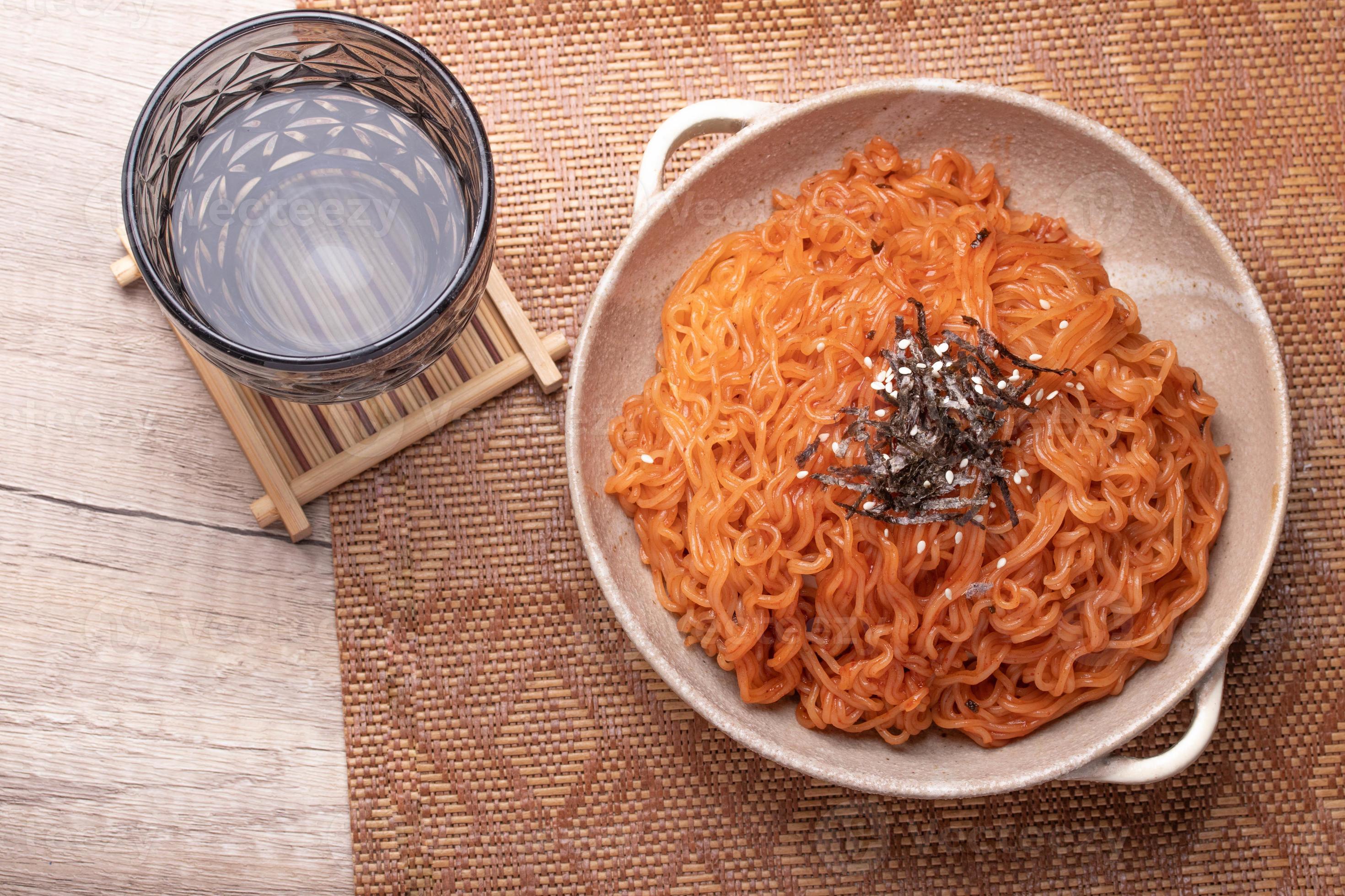 nouilles instantanées coréennes épicées aux algues wakame dans un pot en  fer noir, cuisine coréenne de style traditionnel 16022389 Photo de stock  chez Vecteezy