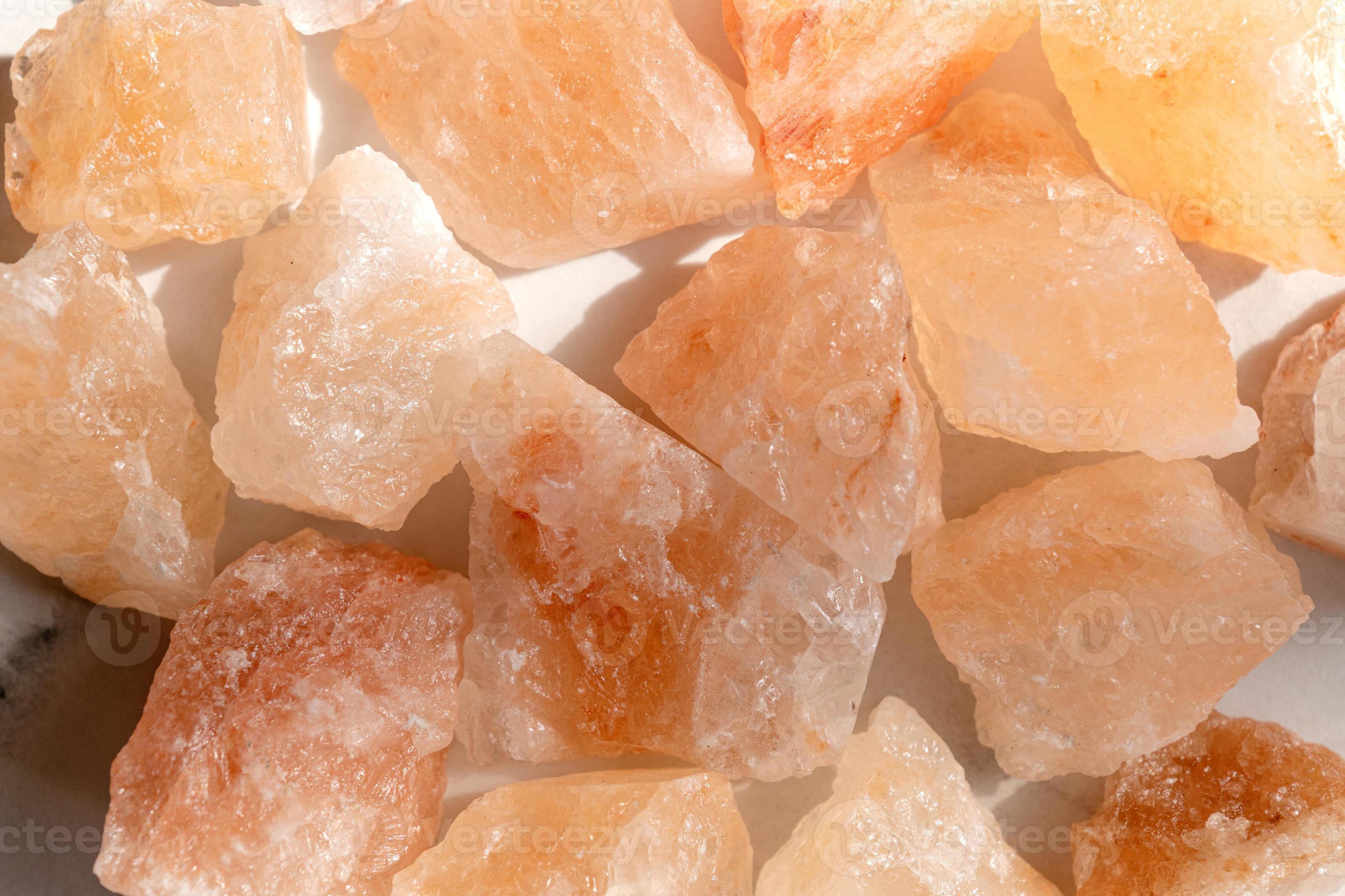 cristaux de sel minéral de l'himalaya bio comme ingrédient de cuisine ou  sain 11033005 Photo de stock chez Vecteezy