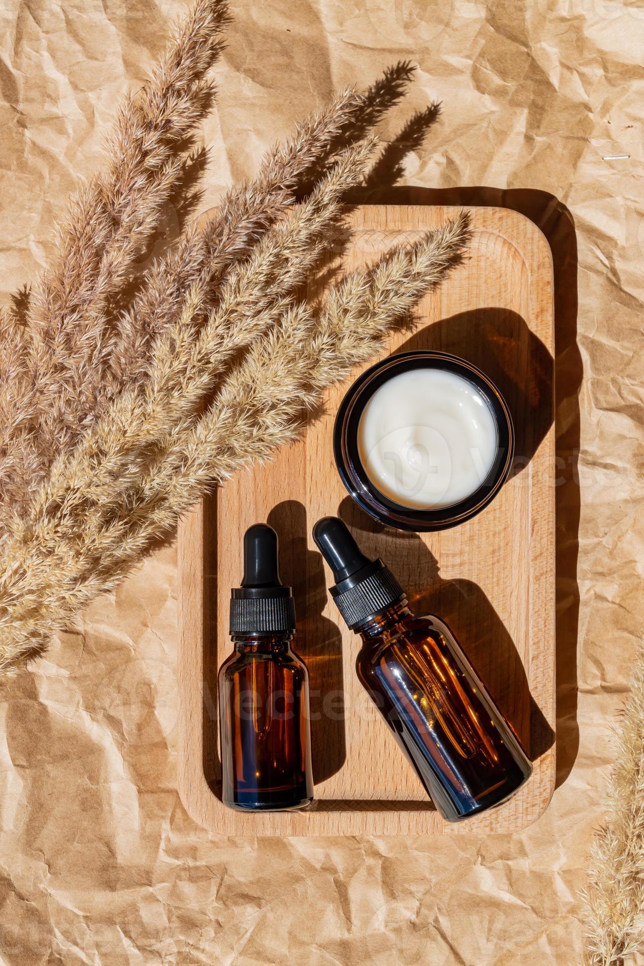 Huiles Essentielles Avec Pipette Compte-gouttes Et Crème Sur Plateau En  Bois Sur Fond Beige Roseaux D'oreille Secs Ou Décoration D'herbe De Pampa  Bouteille Professionnelle Pour Traitement Du Visage Et Du Corps Emballage