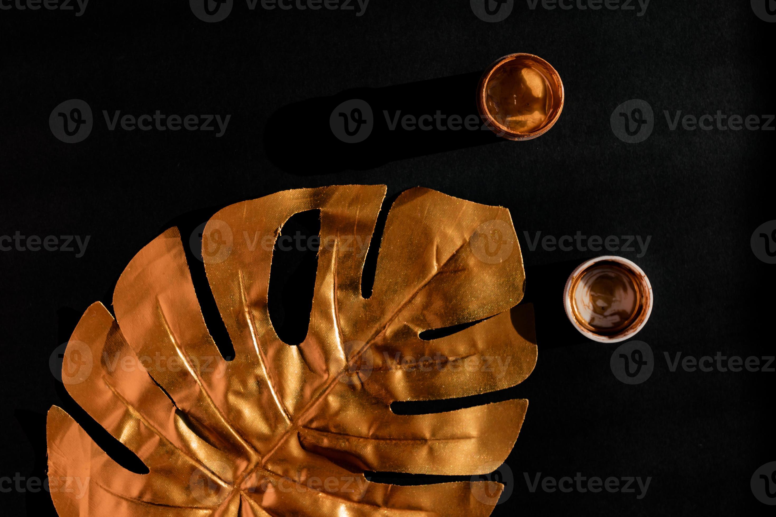 feuille de monstera peinte en or et pot ouvert avec de la peinture acrylique  sur fond noir 11037374 Photo de stock chez Vecteezy