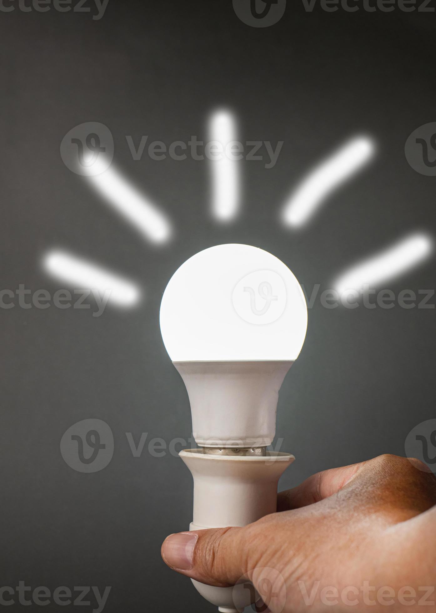 ampoule led mobile qui éclaire une lumière blanche sur fond noir. dans  l'obscurité, appliquez un effet de ligne blanche autour de la lampe.  11102924 Photo de stock chez Vecteezy