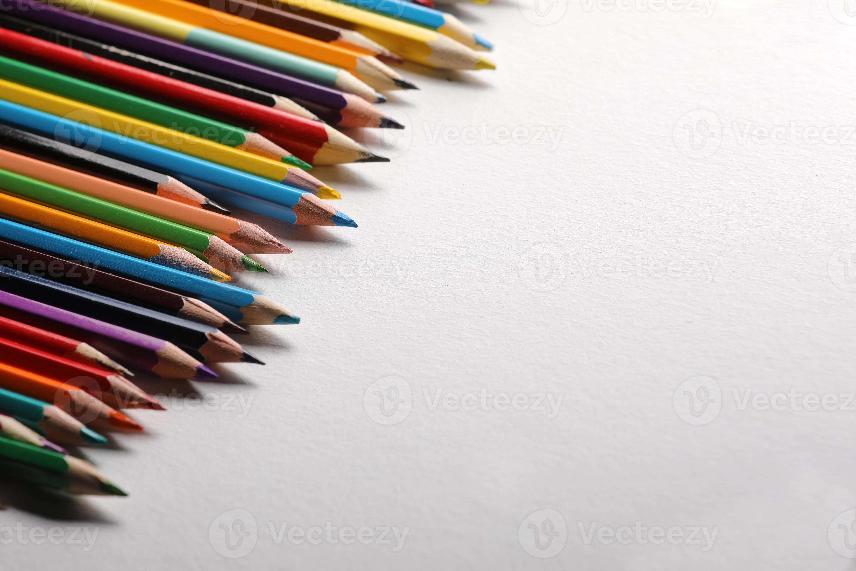 Crayons En Bois Colorés Isolés Sur Fond Blanc