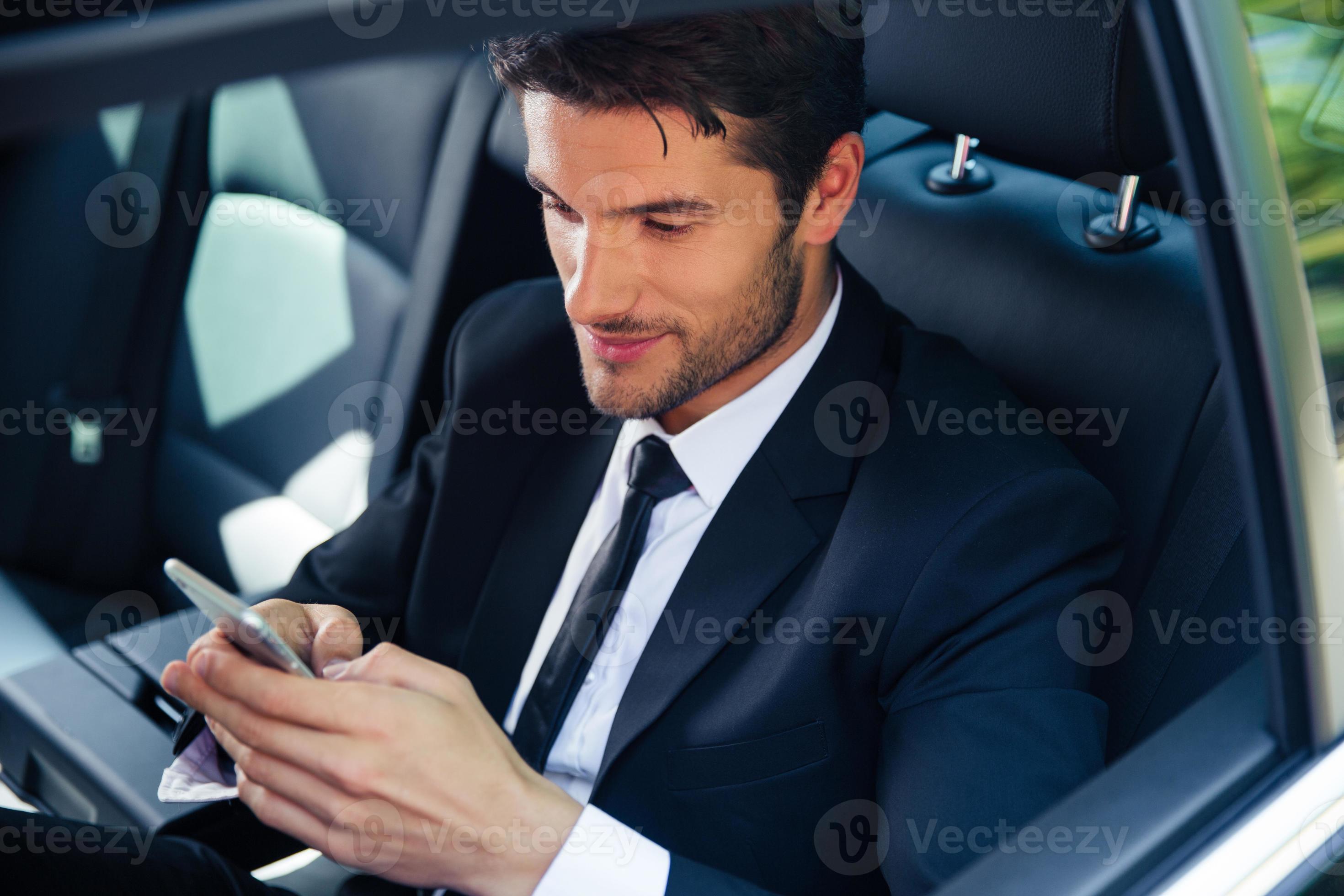 homme affaires, utilisation, smartphone, dans voiture photo