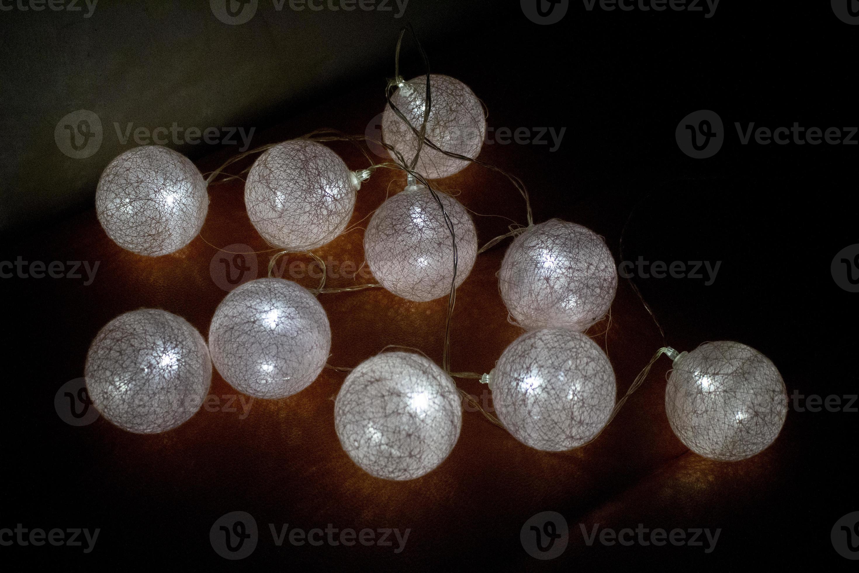 boules lumineuses pour la décoration. les guirlandes brillent dans le noir.  sphères transparentes avec lampes. 11141890 Photo de stock chez Vecteezy