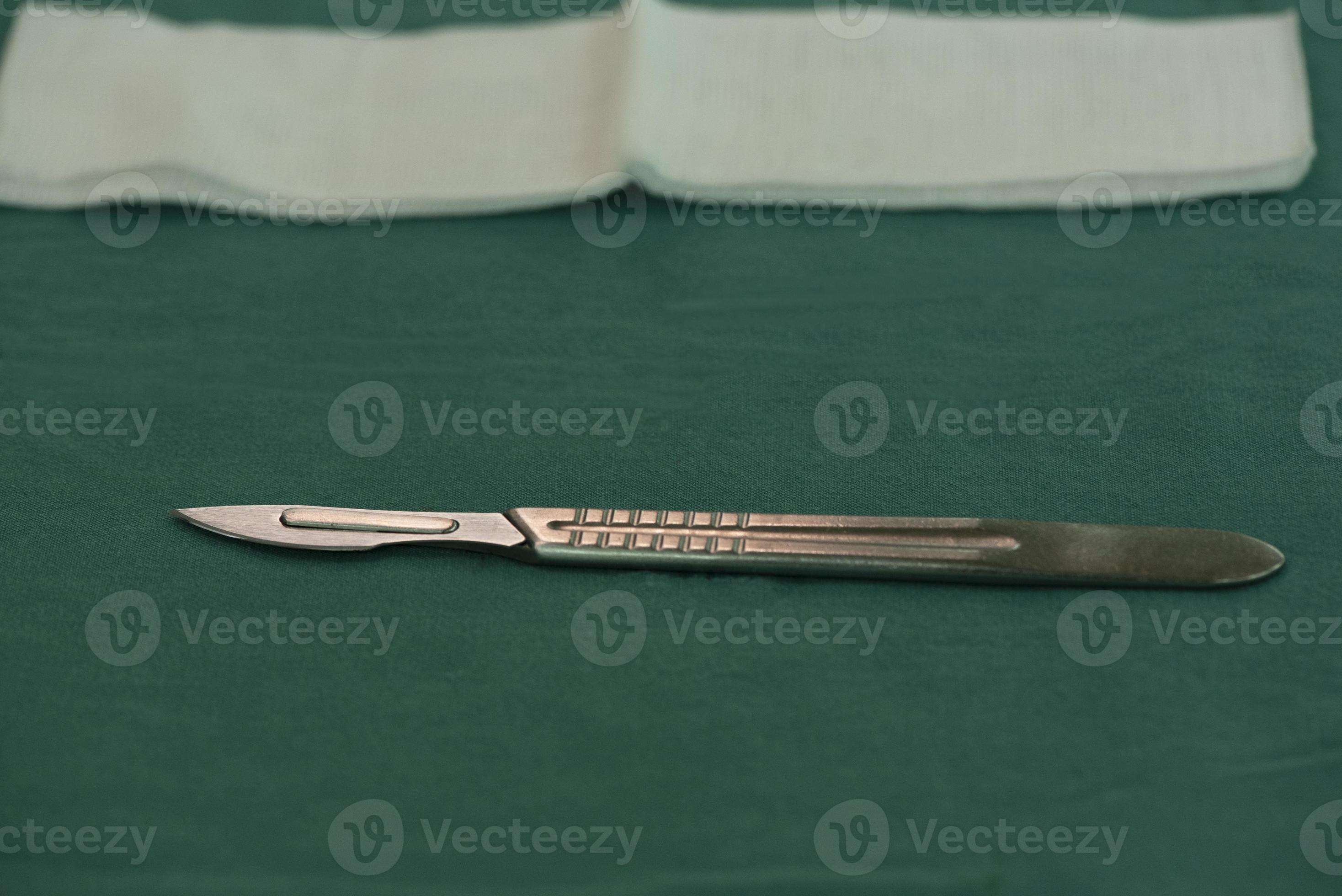 un scalpel chirurgical et de la gaze sur la table 11245737 Photo de stock  chez Vecteezy