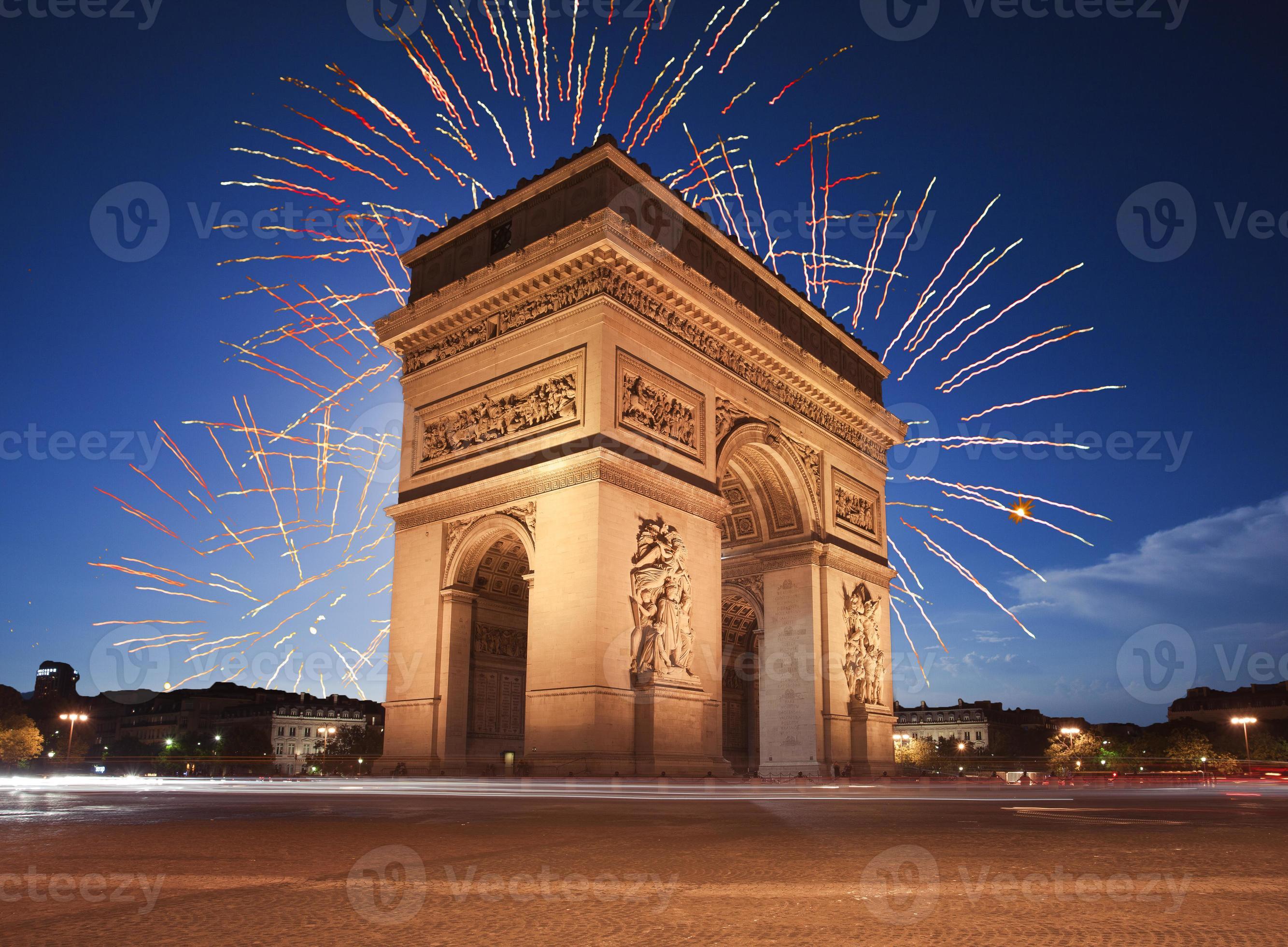 arc de triomphe, paris illuminé par des feux d'artifice photo
