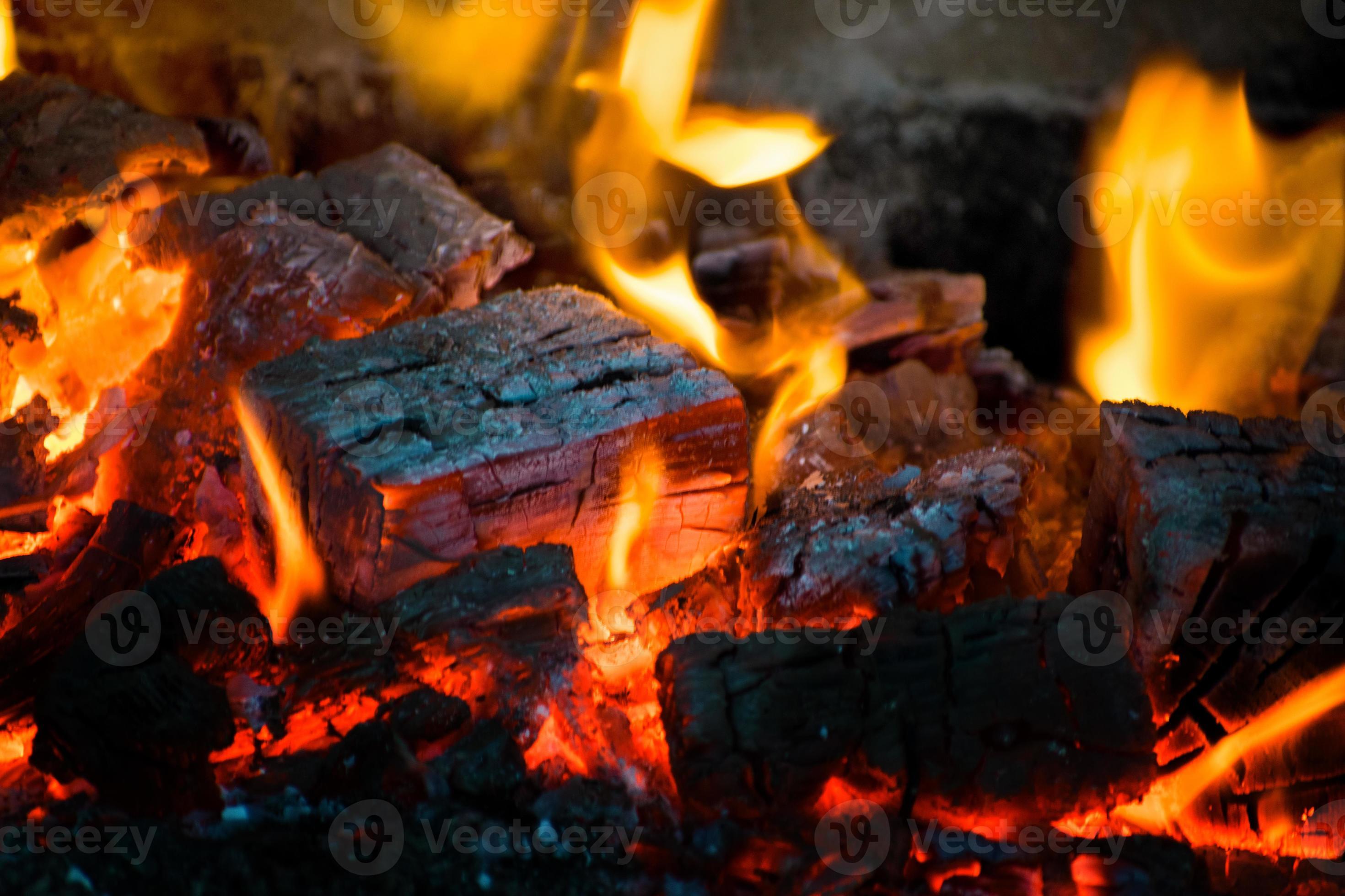 crête de flamme sur bois brûlant dans la cheminée. brûler du bois