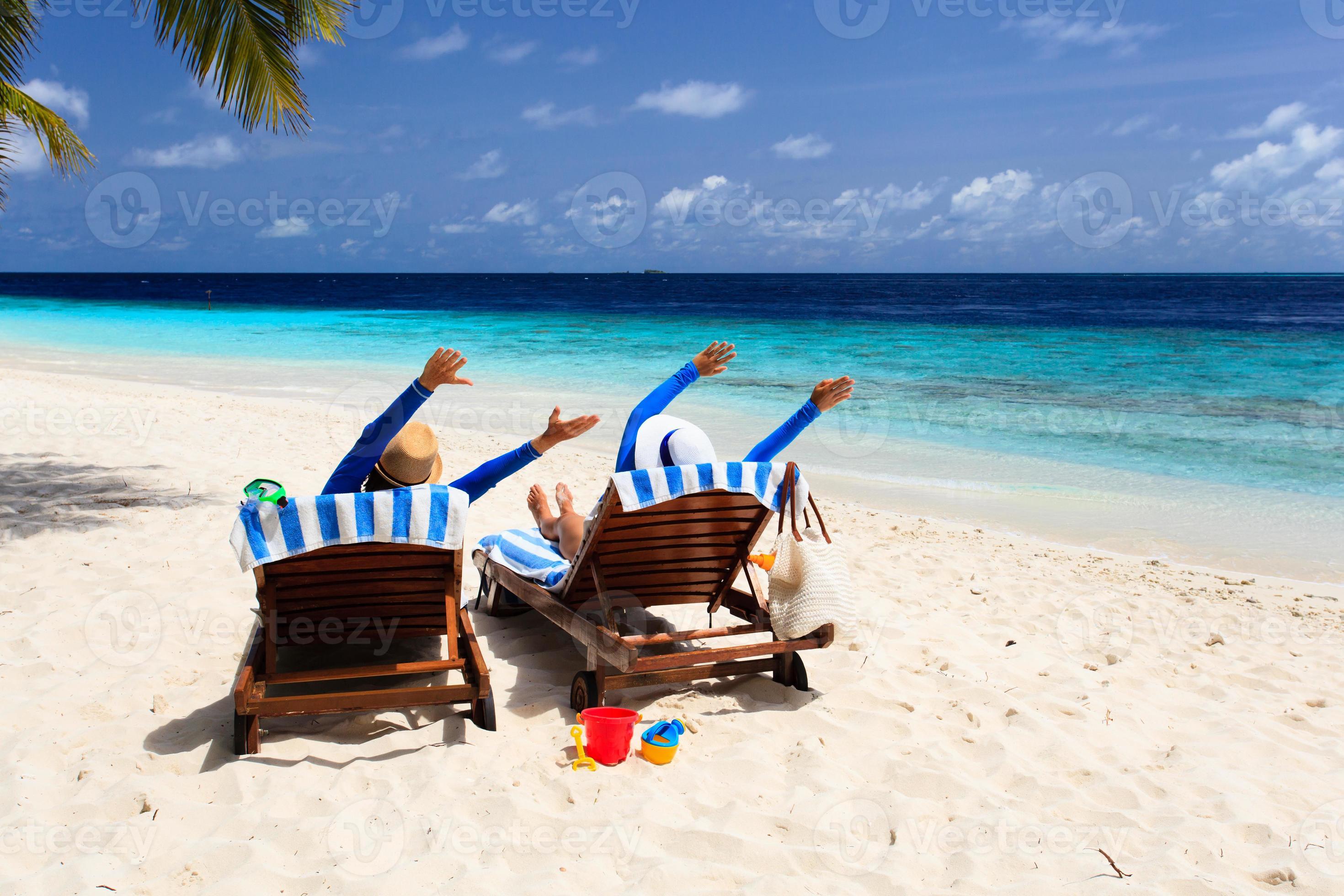 couple heureux se détendre sur une plage tropicale photo