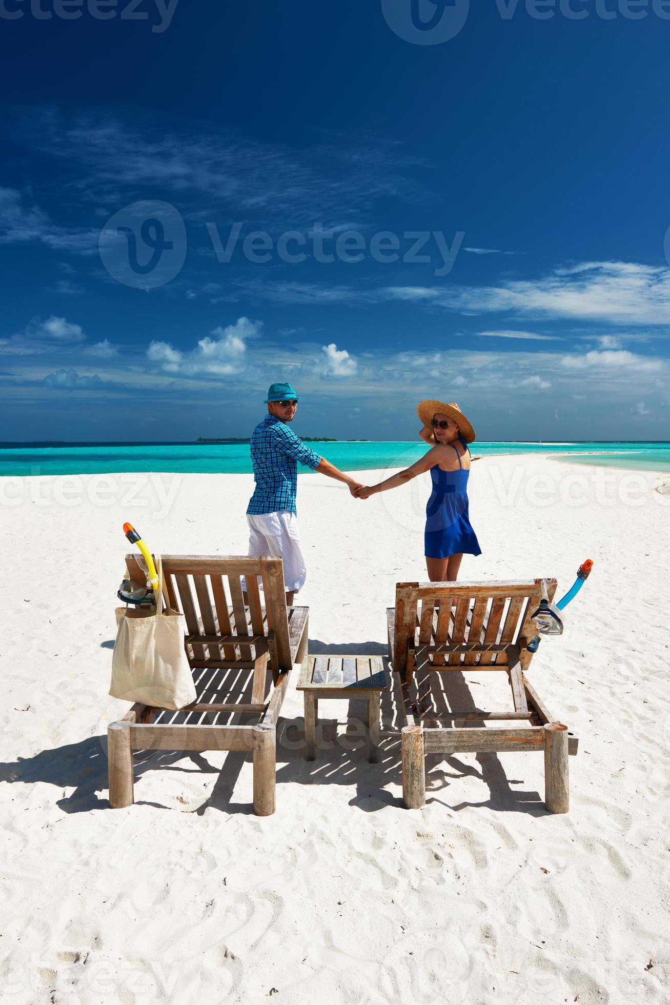 couple en bleu sur une plage aux maldives photo