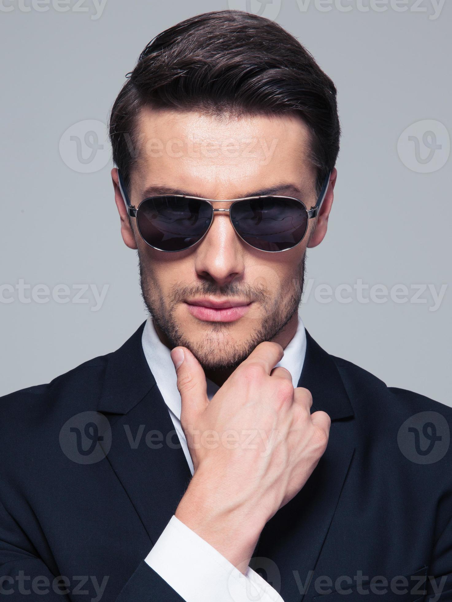jeune homme d'affaires de mode en lunettes de soleil photo