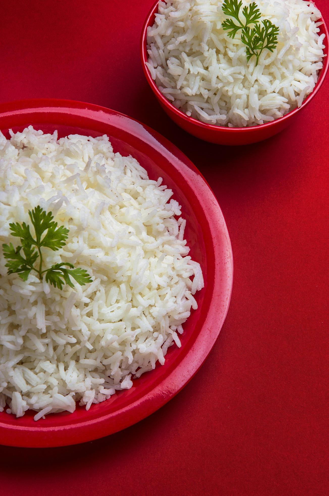 riz basmati cuit sur fond rouge photo
