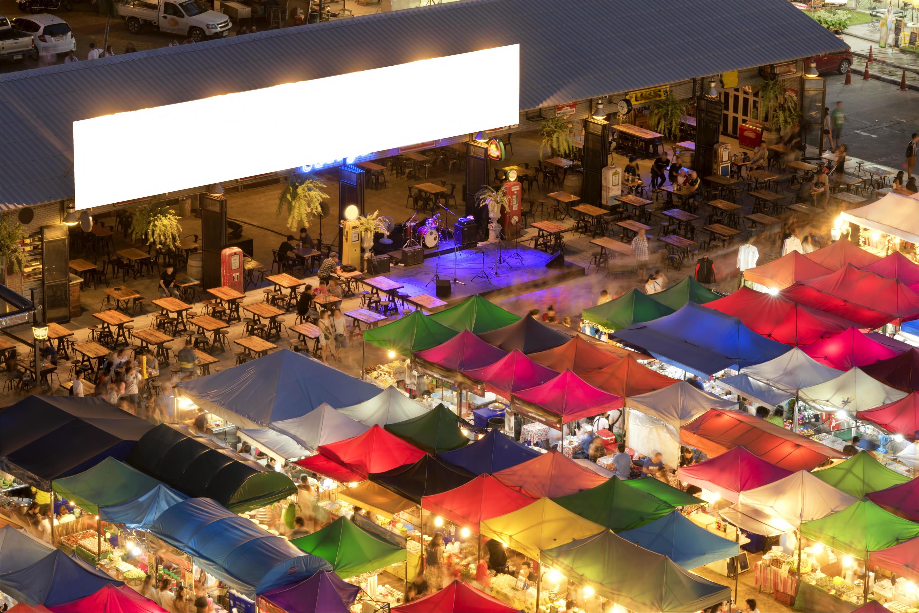 Tentes colorées et bar au marché nocturne de ratchada photo