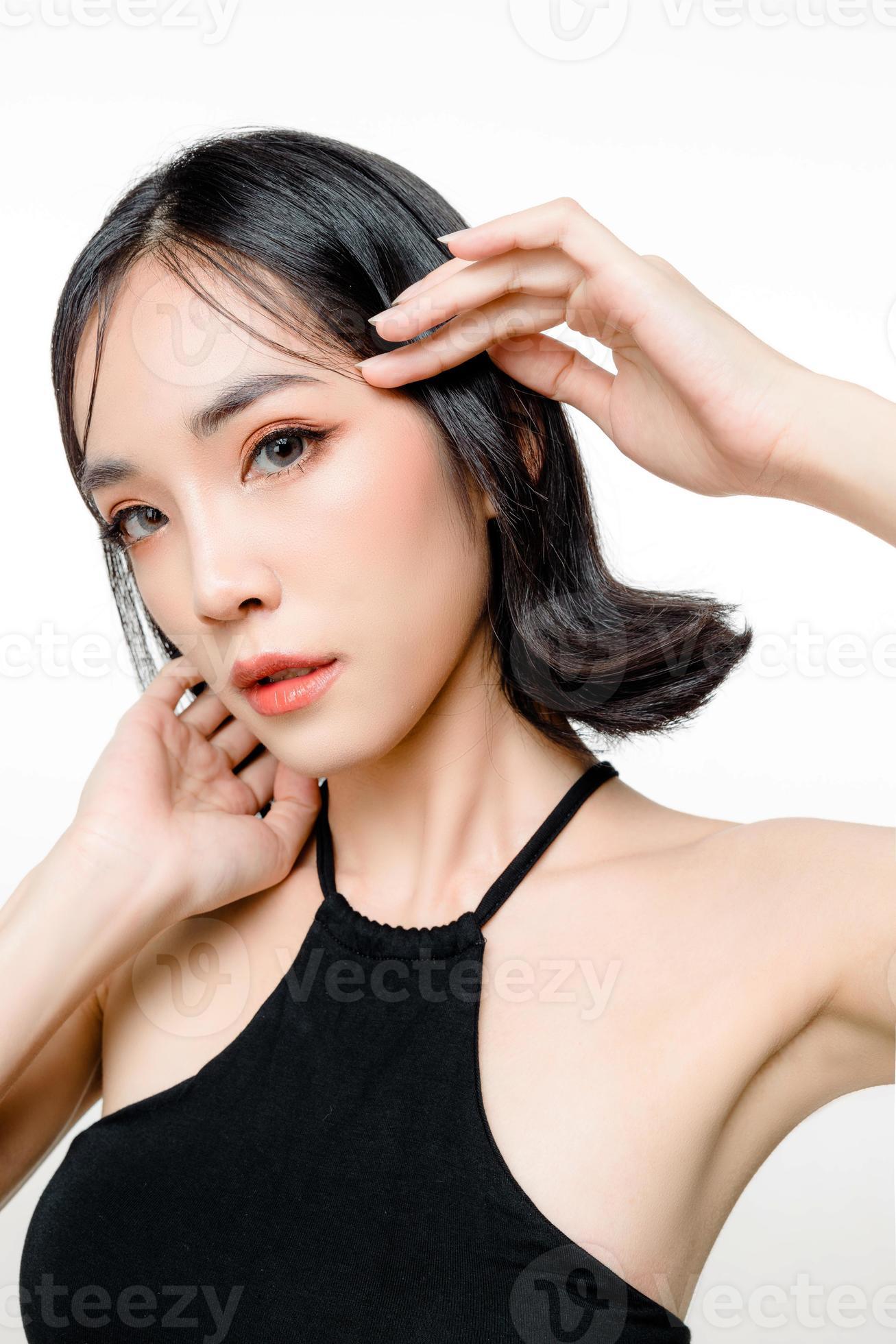 cheveux courts femme asiatique à la mode avec un corps parfait. modèle  féminin mignon avec maquillage naturel et yeux pétillants sur fond blanc  isolé. soin du visage, cosmétologie, concept de beauté. 12311241