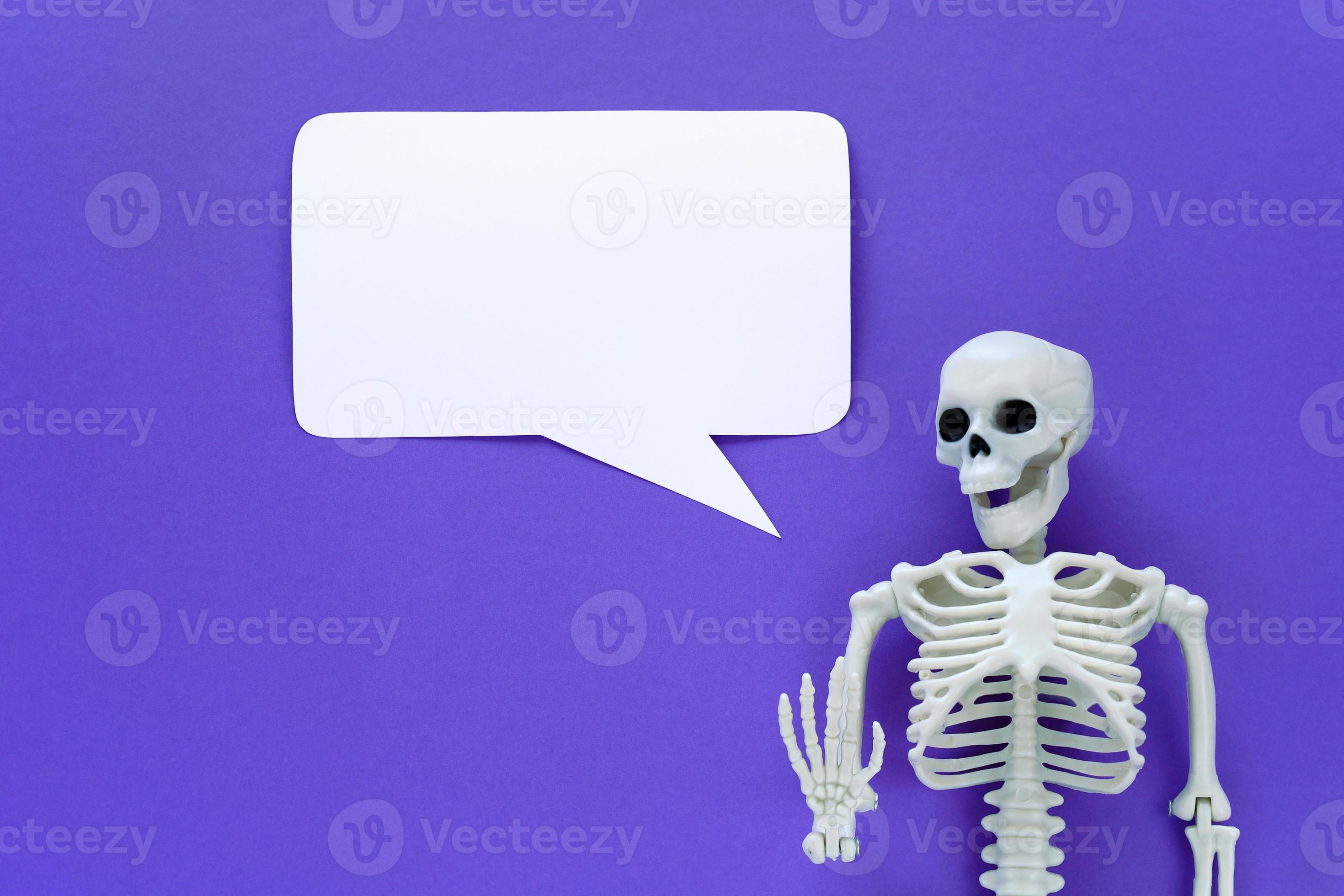 squelette sur fond violet avec bulle de dialogue rectangulaire en papier  blanc blanc. modèle anatomique en plastique squelette humain avec ballon de  texte de narration. nuage de dialogue de maquette vide. halloween