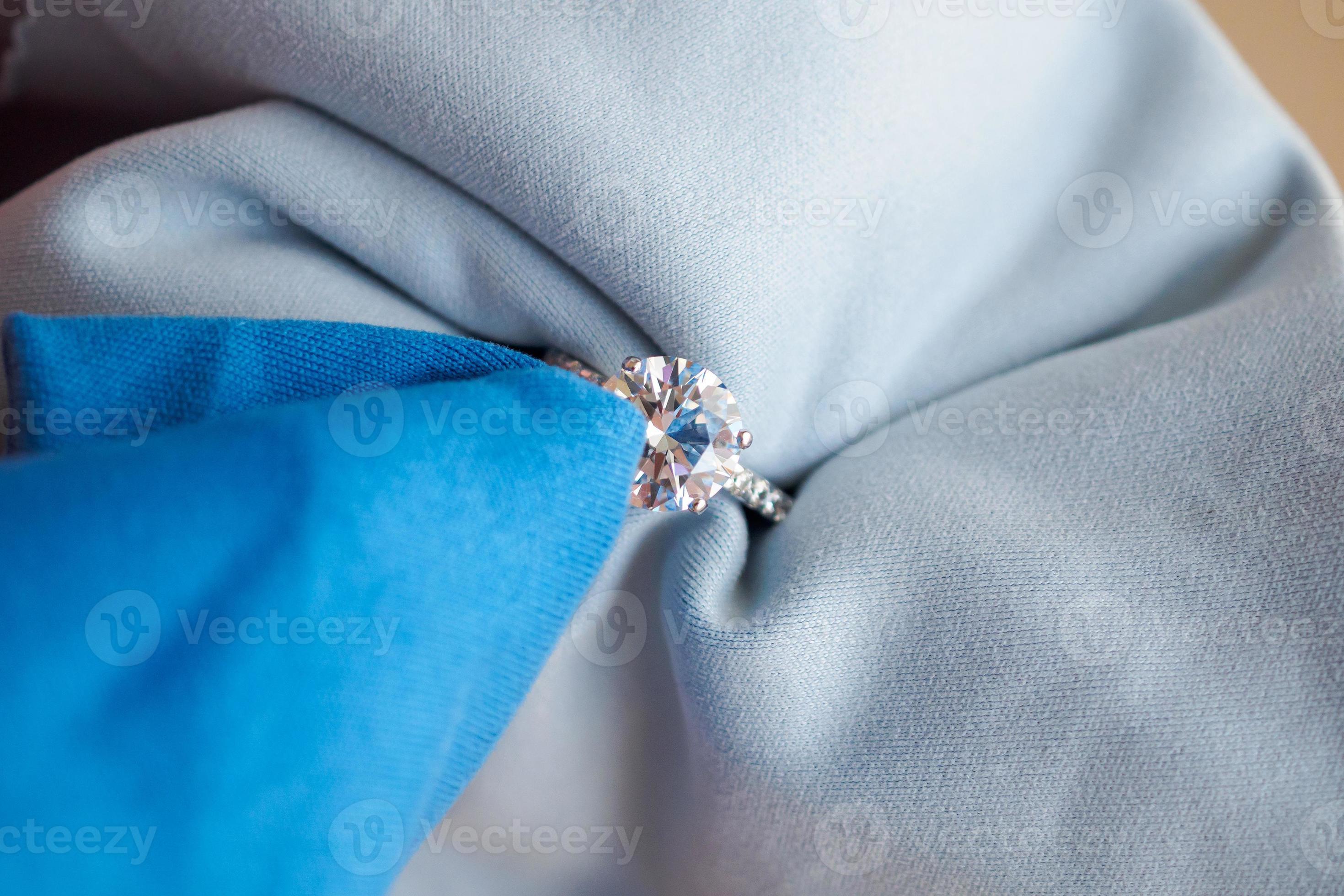bijoutier polissage et nettoyage à la main bijoux bague en diamant avec  tissu en microfibre 12471973 Photo de stock chez Vecteezy