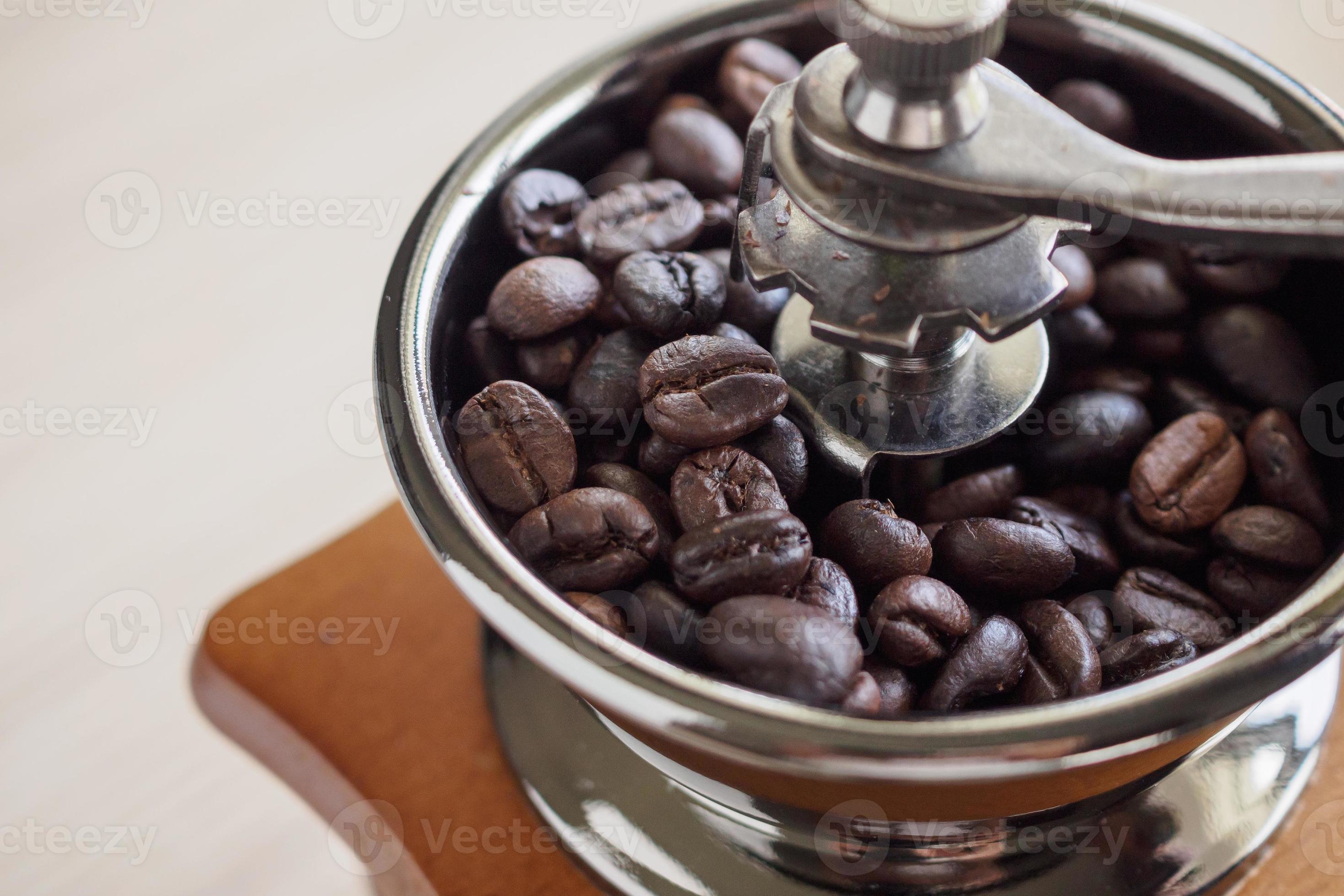 moulin à café manuel vintage avec grains de café torréfiés