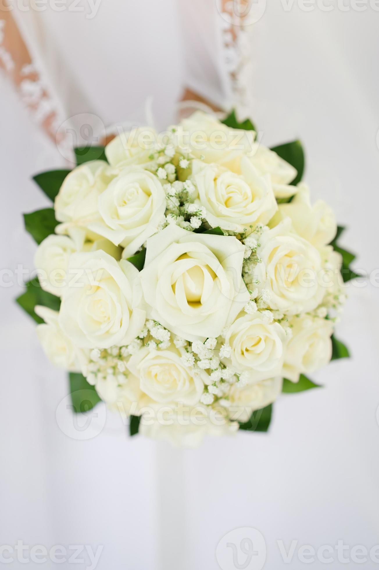 bouquet de mariage avec de nombreuses roses blanches dans les mains de la  mariée 1253489 Banque de photos