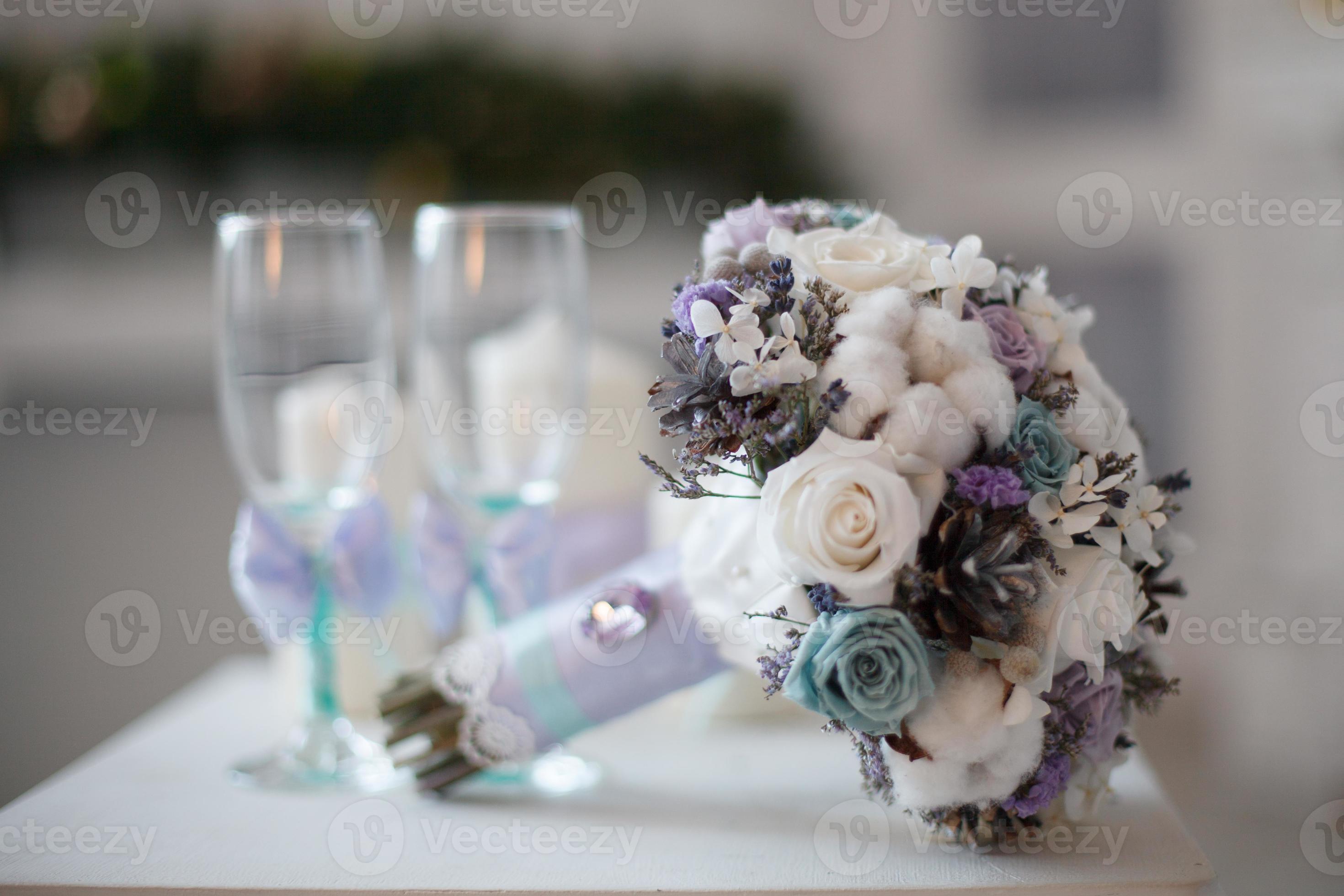 un bouquet de mariée avec des fleurs blanches, violettes et bleues 1255132  Banque de photos