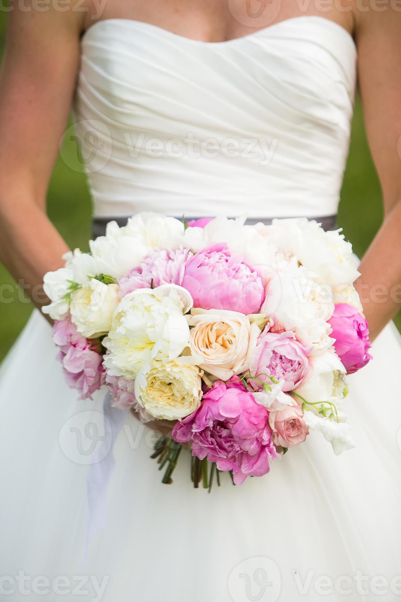 bouquet de mariage avec pivoines, roses de jardin et pois de senteur,  fleurs 1256482 Banque de photos