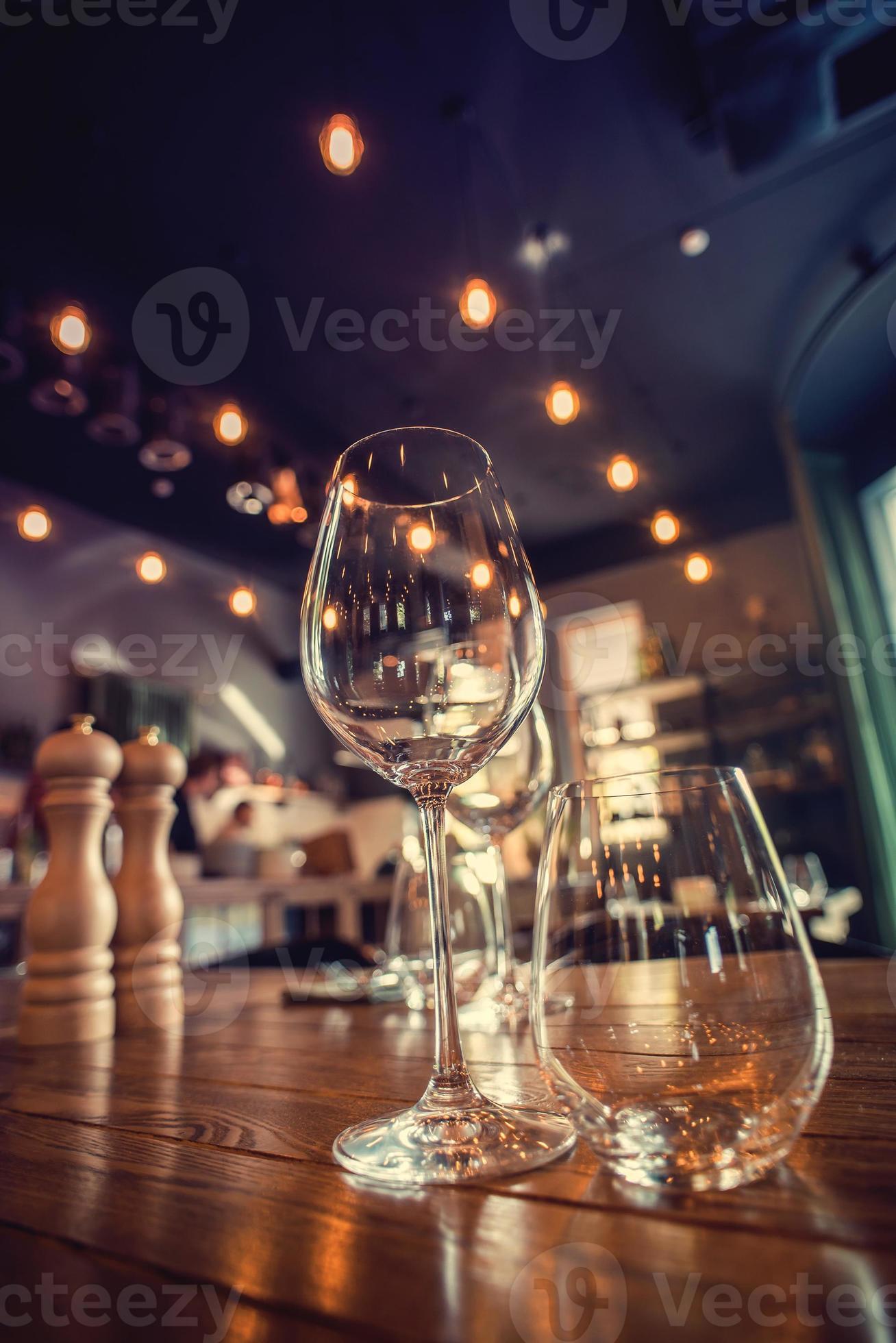 Gros plan de verres vides au restaurant photo