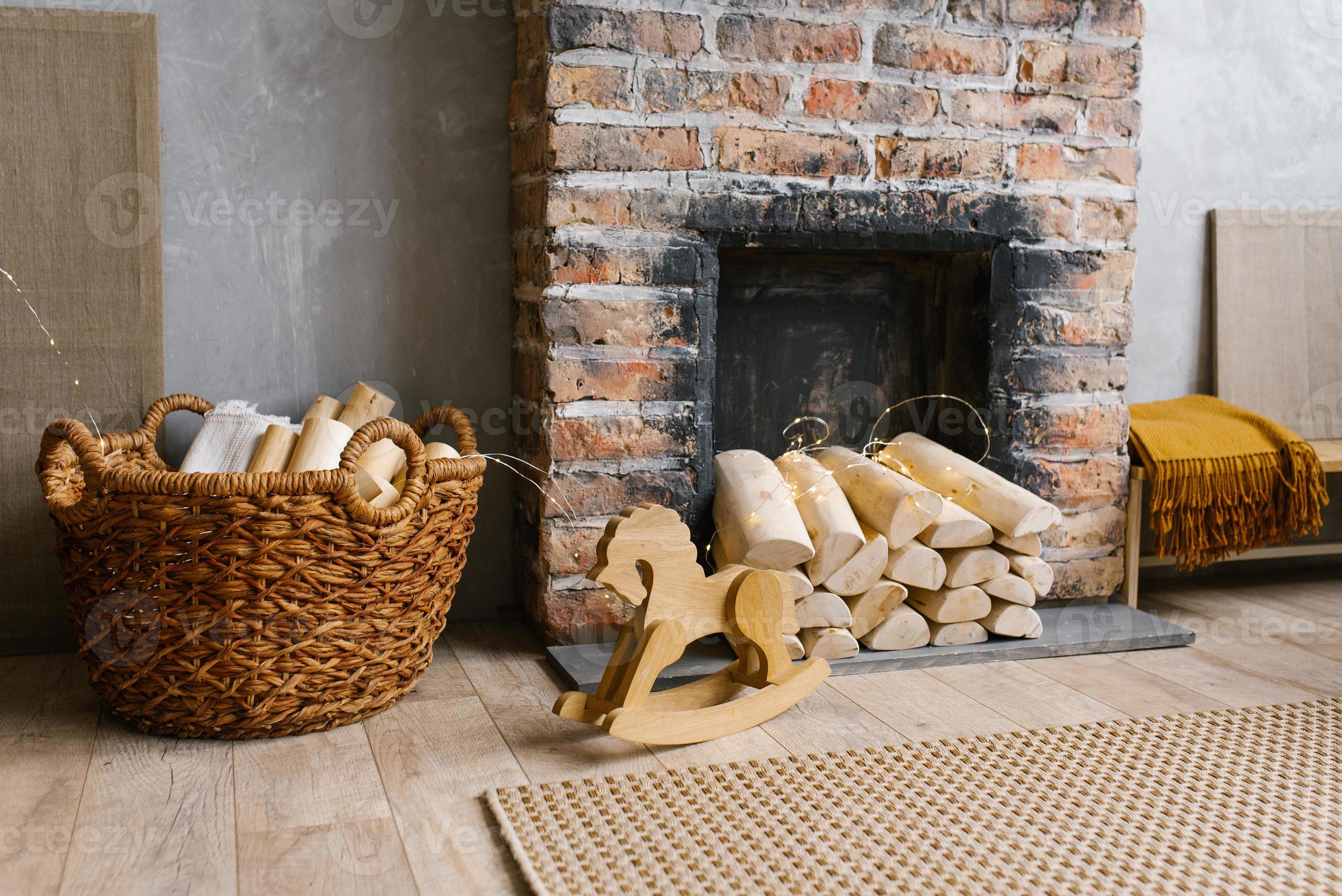 cheminée en briques rouges avec du bois de chauffage et un panier