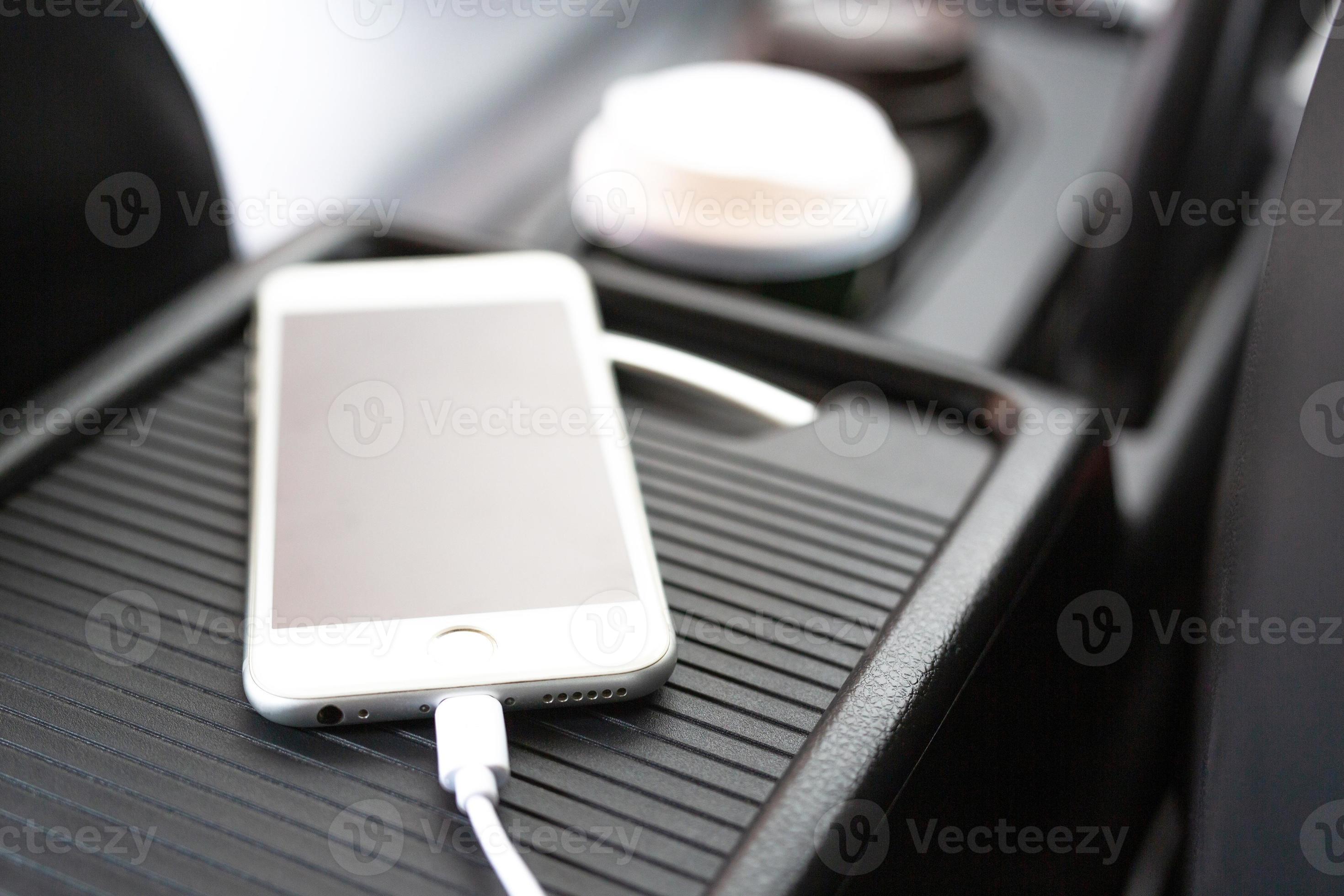 prise pour recharger le téléphone portable dans la voiture. focus sur le  câble de charge du téléphone 12798165 Photo de stock chez Vecteezy