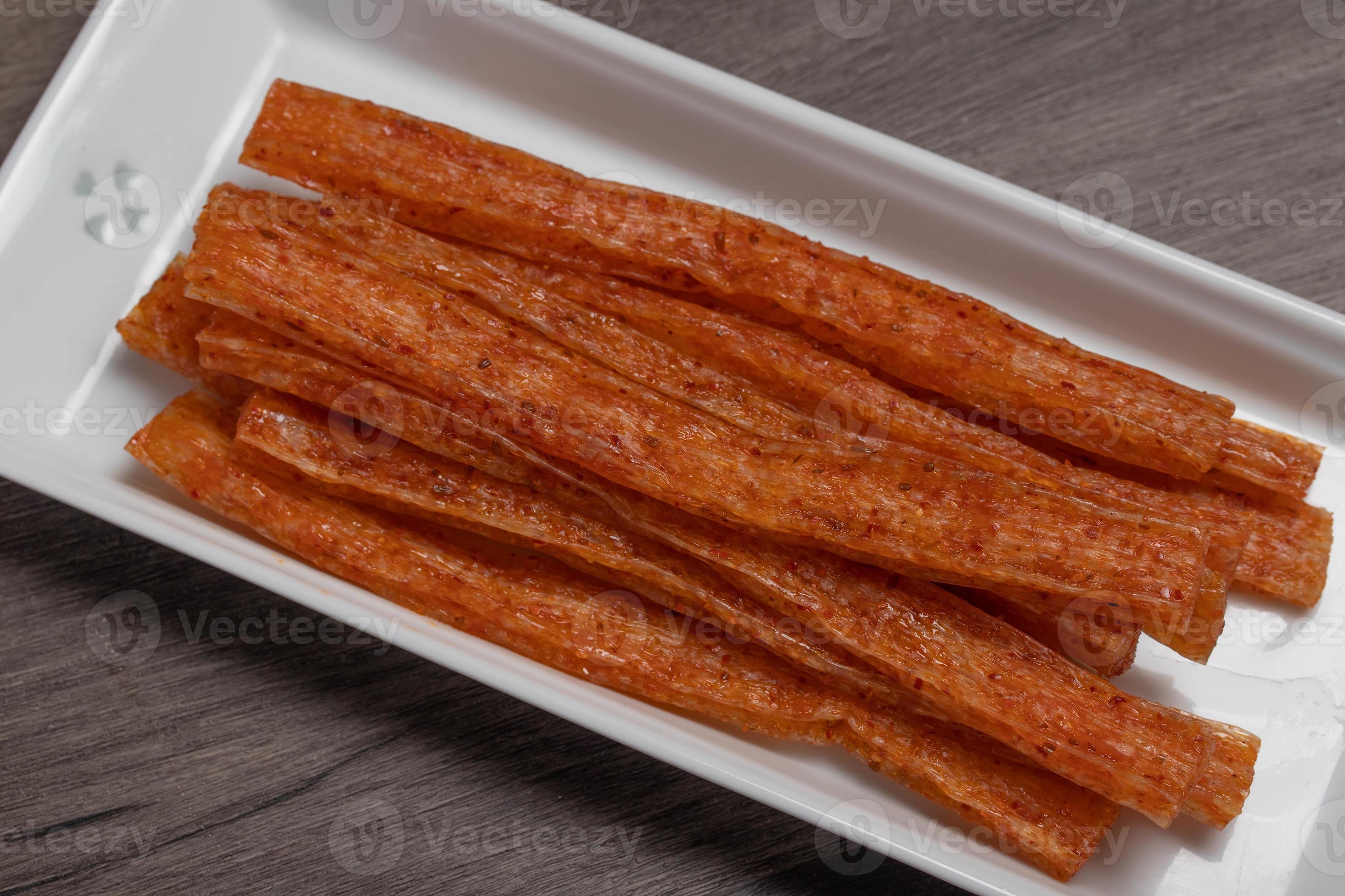 mala chinois doux bâtonnets de bonbons épicés rouges sur fond de bois  12803788 Photo de stock chez Vecteezy