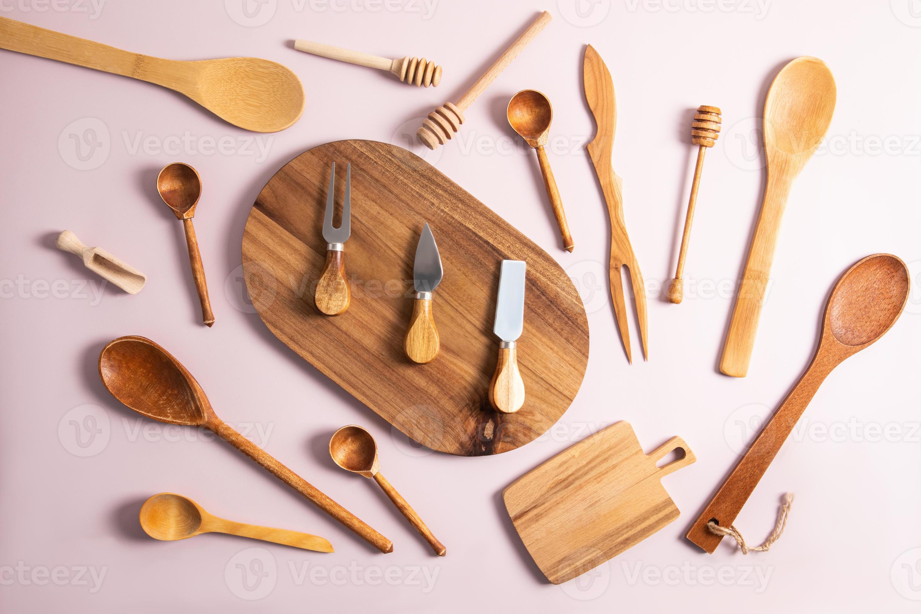 divers ustensiles de cuisine en bois et bambou sont disposés sur